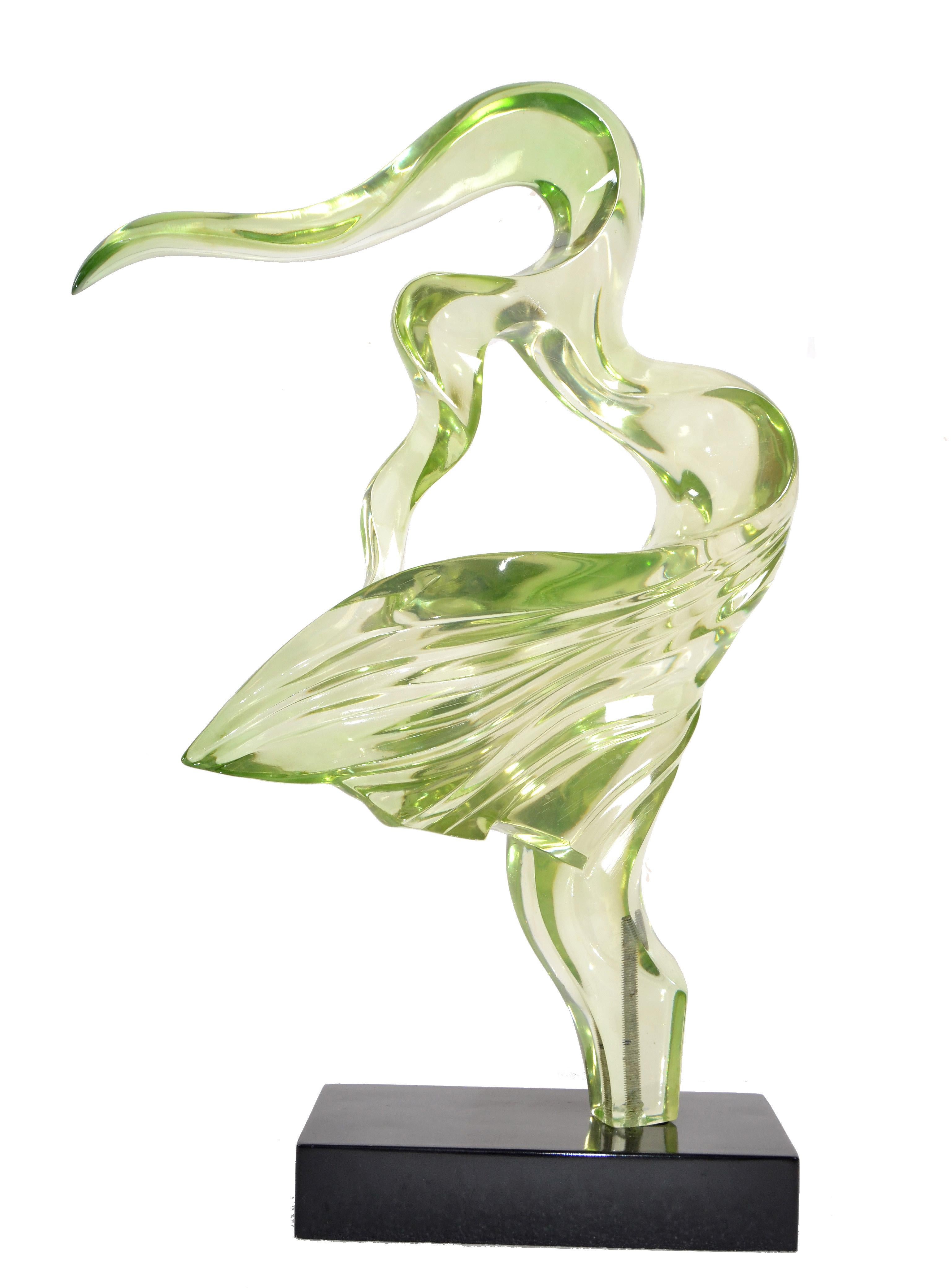 Grande sculpture abstraite en lucite vert fluo de style Mid-Century Modern sur socle noir, 1980 en vente 4