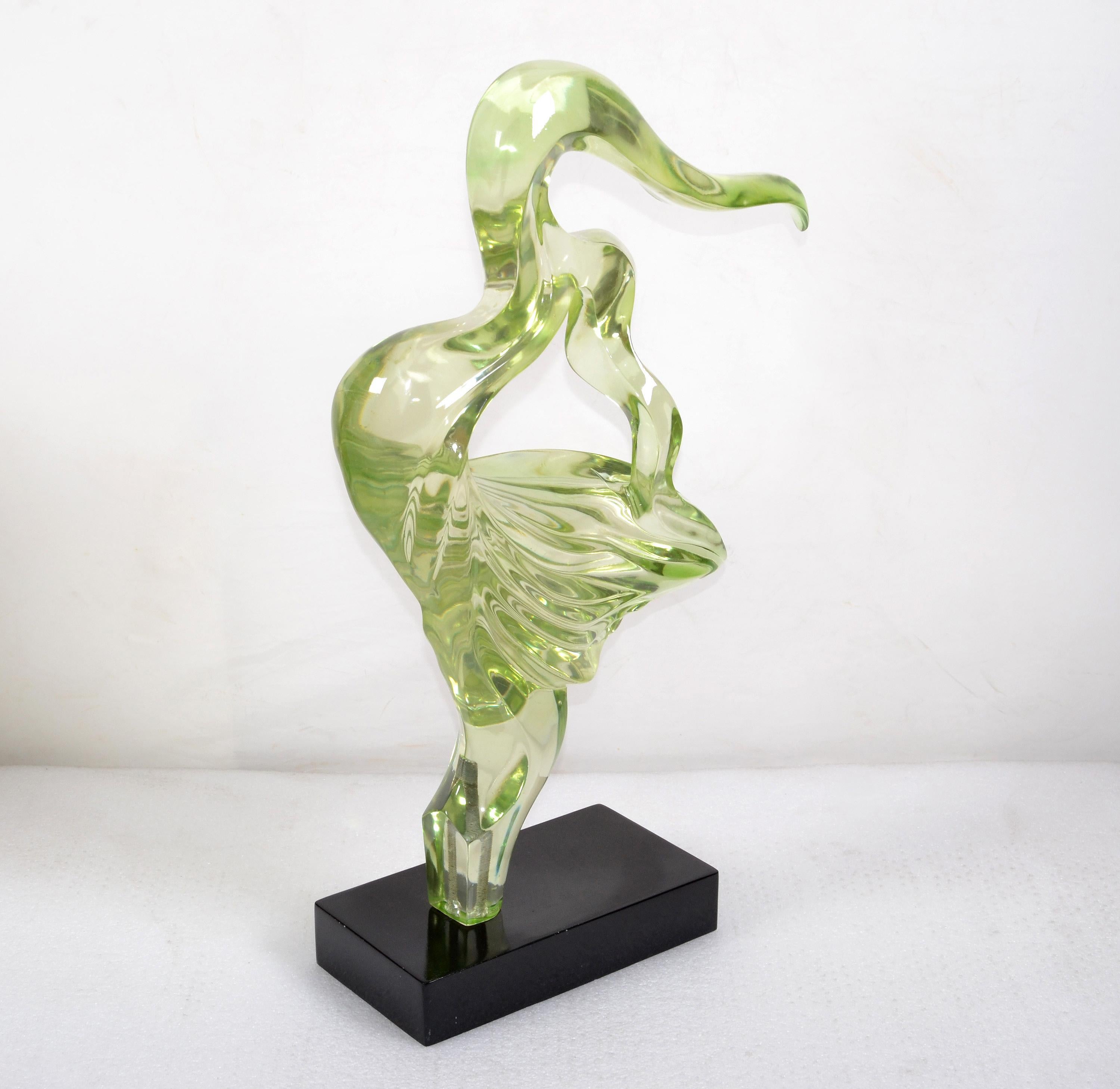 Fait main Grande sculpture abstraite en lucite vert fluo de style Mid-Century Modern sur socle noir, 1980 en vente