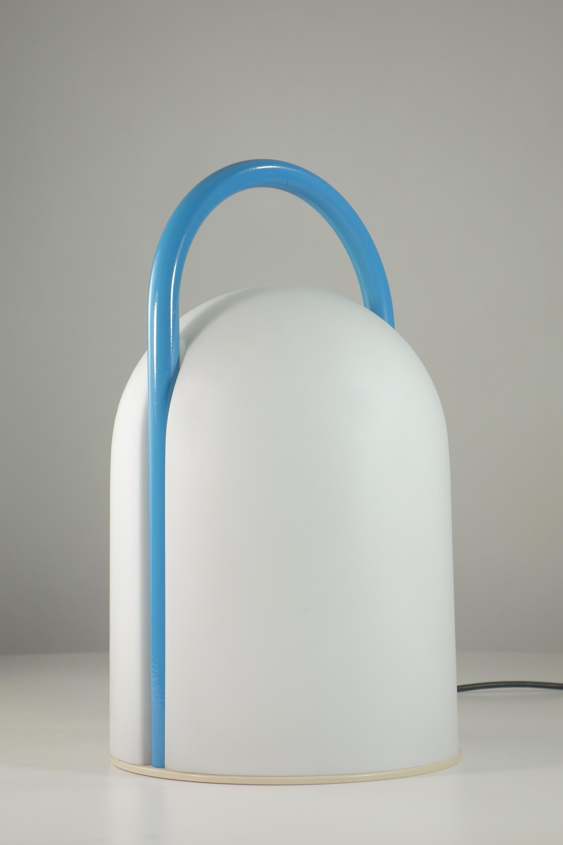 1980 Tender Romolo Lanciani Tronconi Italienische postmoderne Glas-Tischlampe im postmodernen Design (Postmoderne) im Angebot