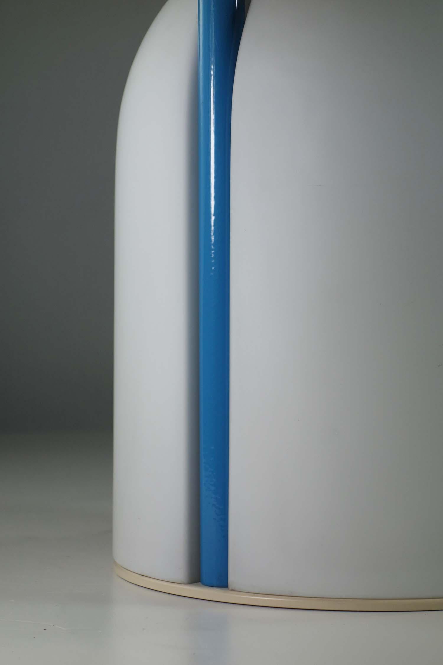 1980 Tender Romolo Lanciani Tronconi Italienische postmoderne Glas-Tischlampe im postmodernen Design (Metall) im Angebot