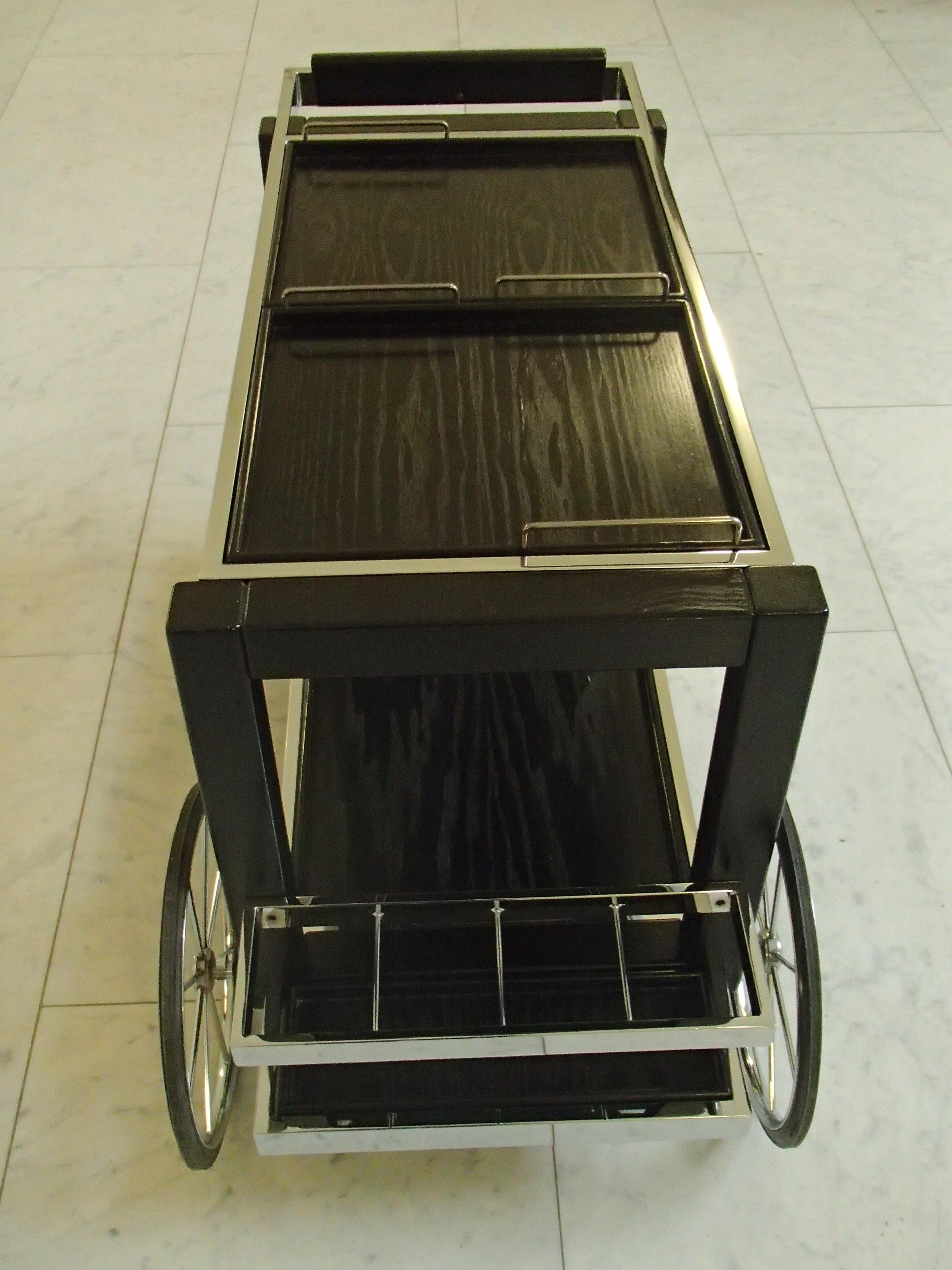Français Ce grand chariot de bar moderne en chêne noir et chrome de 1980 en vente
