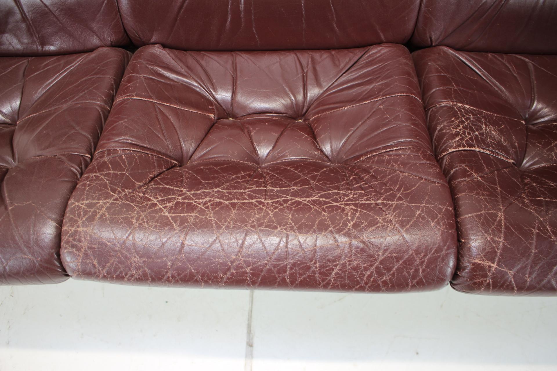 Dreisitzer-Sofa aus Leder, Tschechoslowakei, 1980 im Angebot 7