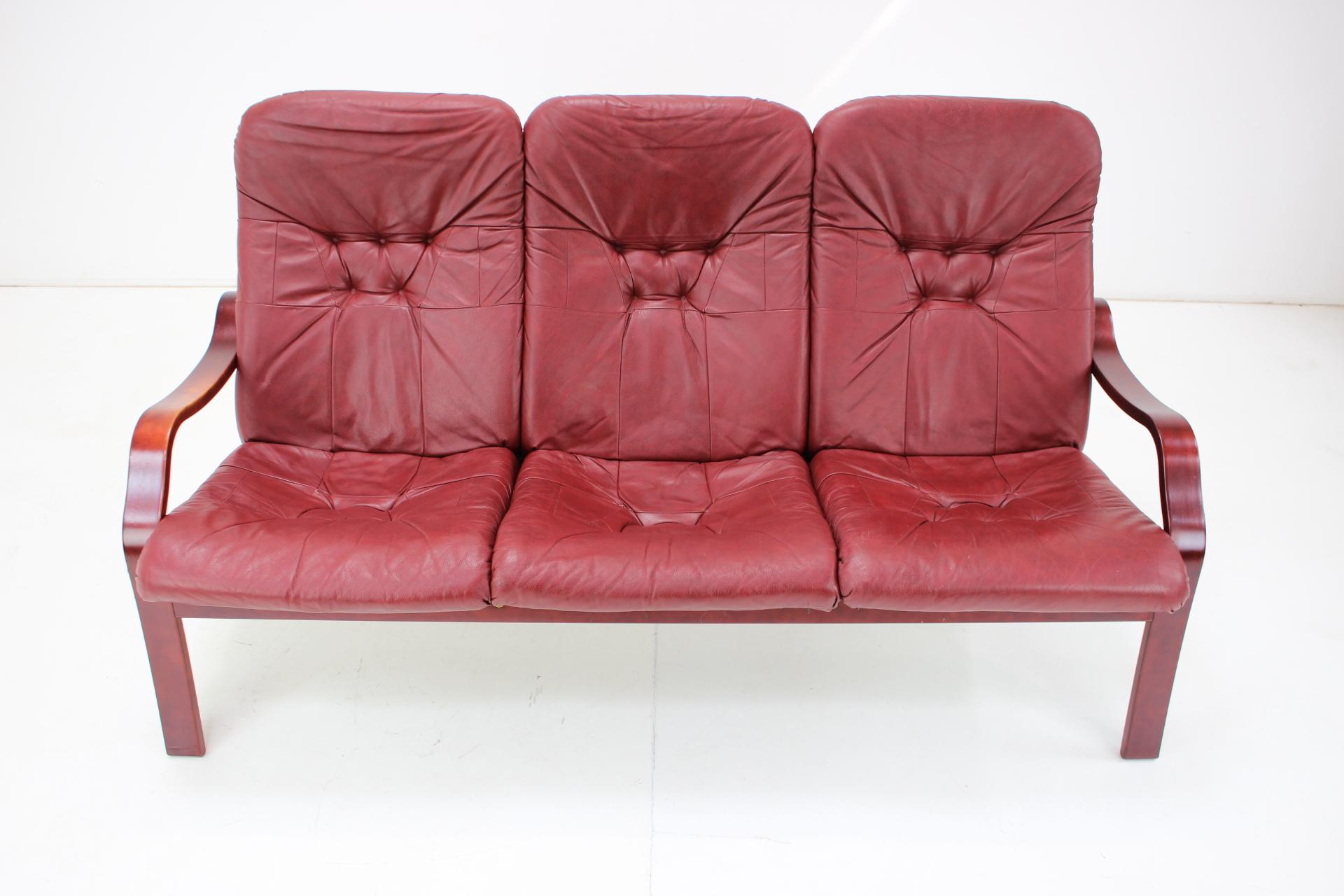 1980 Three-Seater Leather Sofa, Ton Czechoslovakia In Good Condition For Sale In Praha, CZ