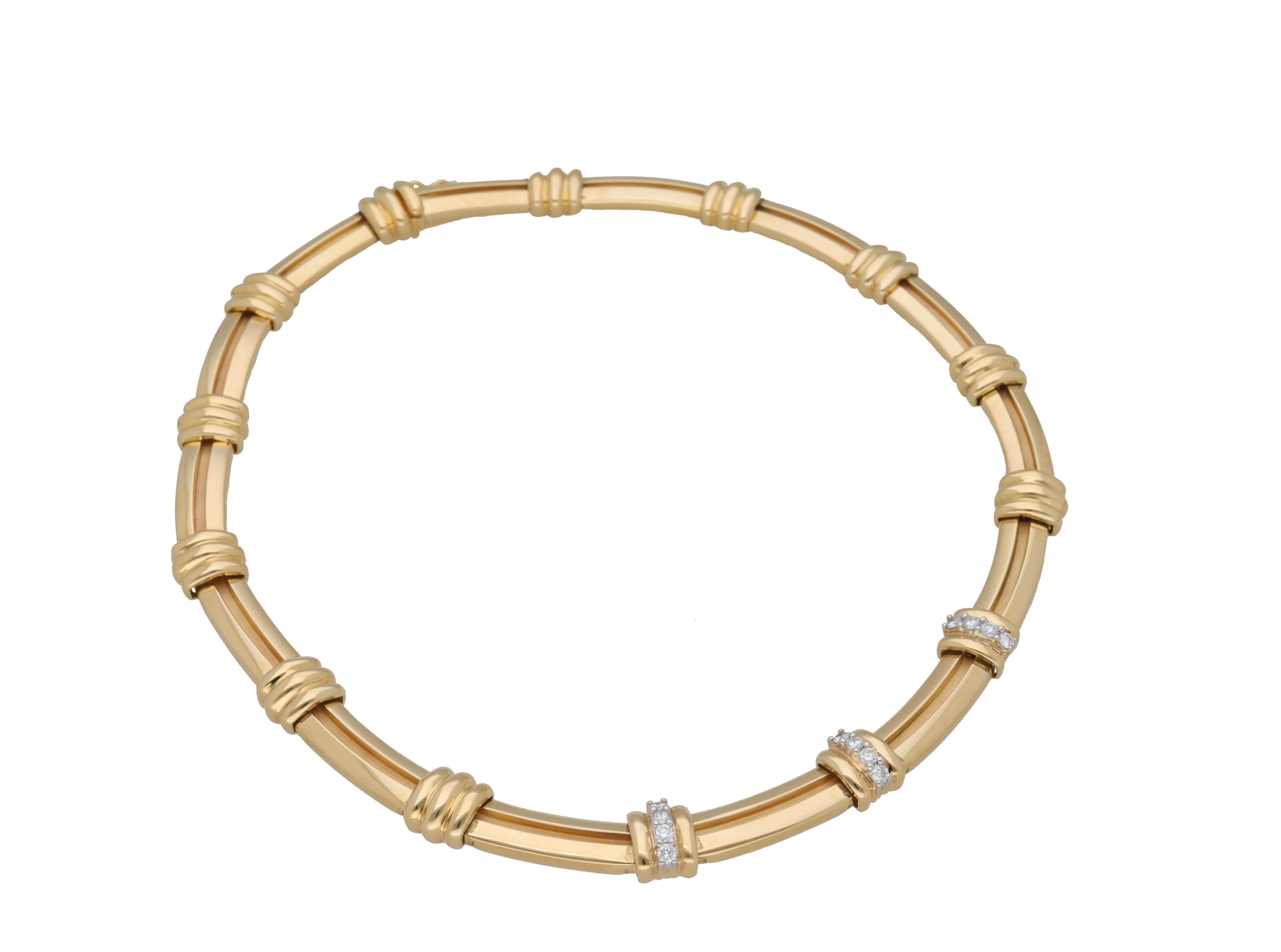 Semi-rigid necklace made of 18 kt. yellow gold with diamonds signed Tiffany.
This beautiful yellow gold choker is embellished in the central part with three platinum lozenges on which brilliant-cut diamonds are mounted.
Length: 39,50 cm.
Weight: