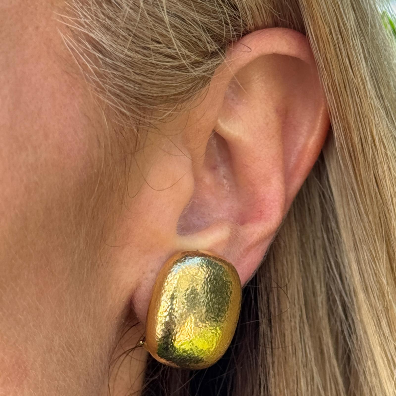 Ces clips d'oreille rectangulaires martelés en or jaune 18 carats de Tiffany & Co. reflètent l'esthétique audacieuse et texturée des bijoux de la fin des années 1970 et du début des années 1980. Circa 1980 et signé 