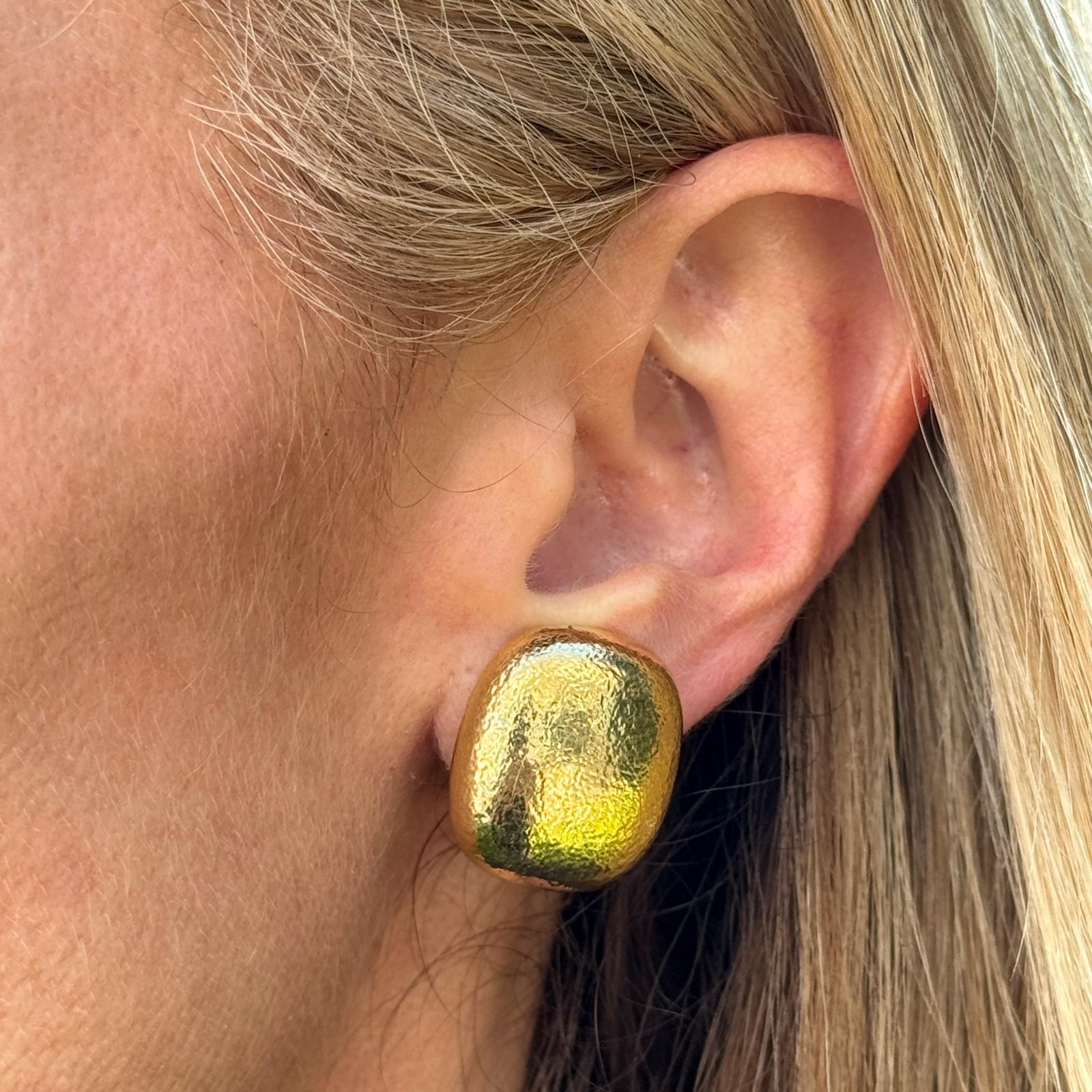 1980 Tiffany & Company Boucles d'oreilles clip carré en or jaune 18 carats martelé Excellent état - En vente à Boca Raton, FL