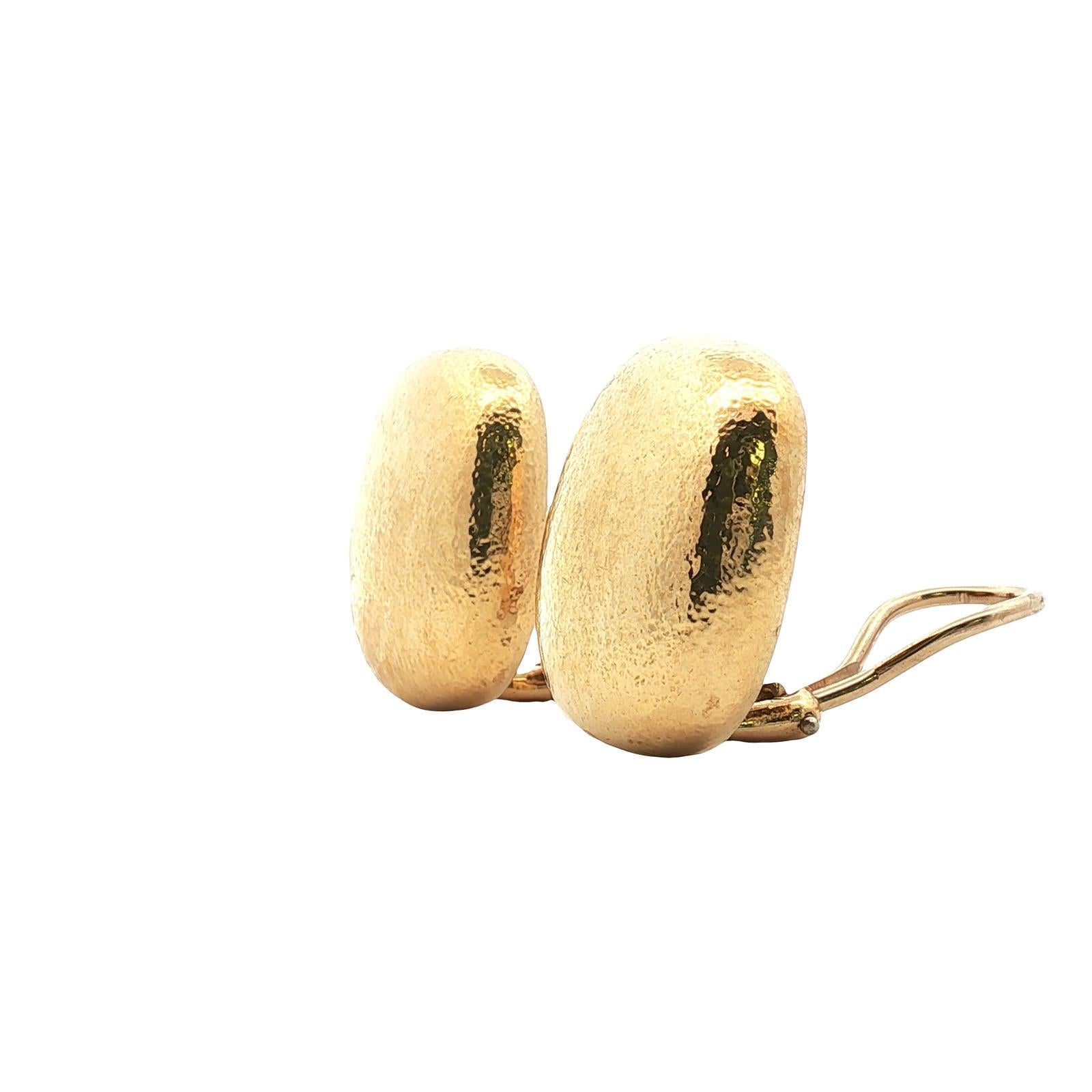 1980 Tiffany & Company Boucles d'oreilles clip carré en or jaune 18 carats martelé Pour femmes en vente