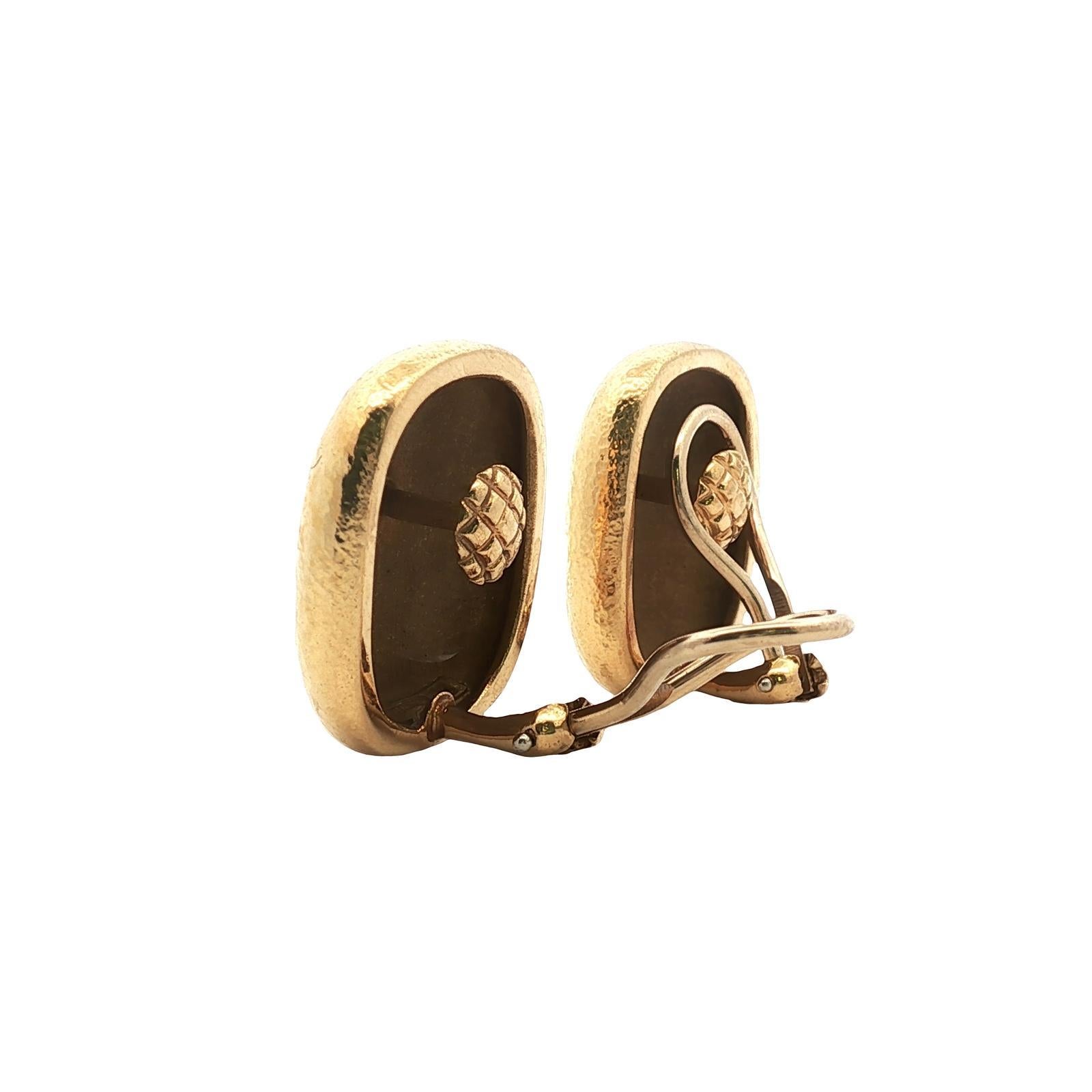 1980 Tiffany & Company Boucles d'oreilles clip carré en or jaune 18 carats martelé en vente 1