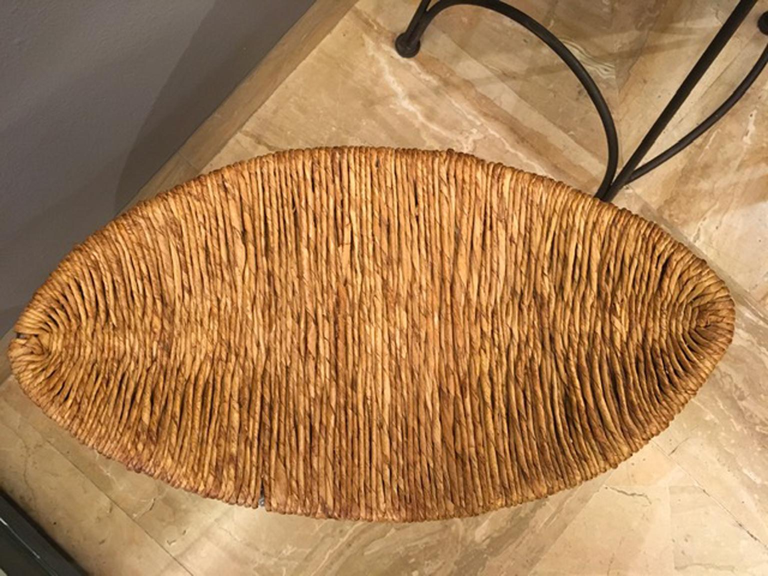 Tom Dixon, paire de tabourets en fer bruni et raphia, 1980 en vente 2