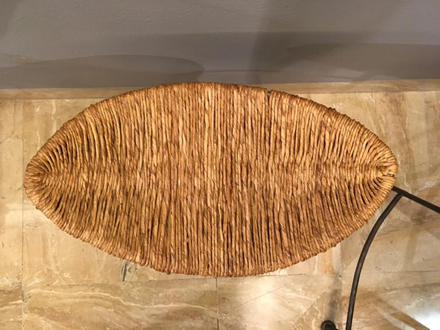 Tom Dixon, paire de tabourets en fer bruni et raphia, 1980 en vente 3