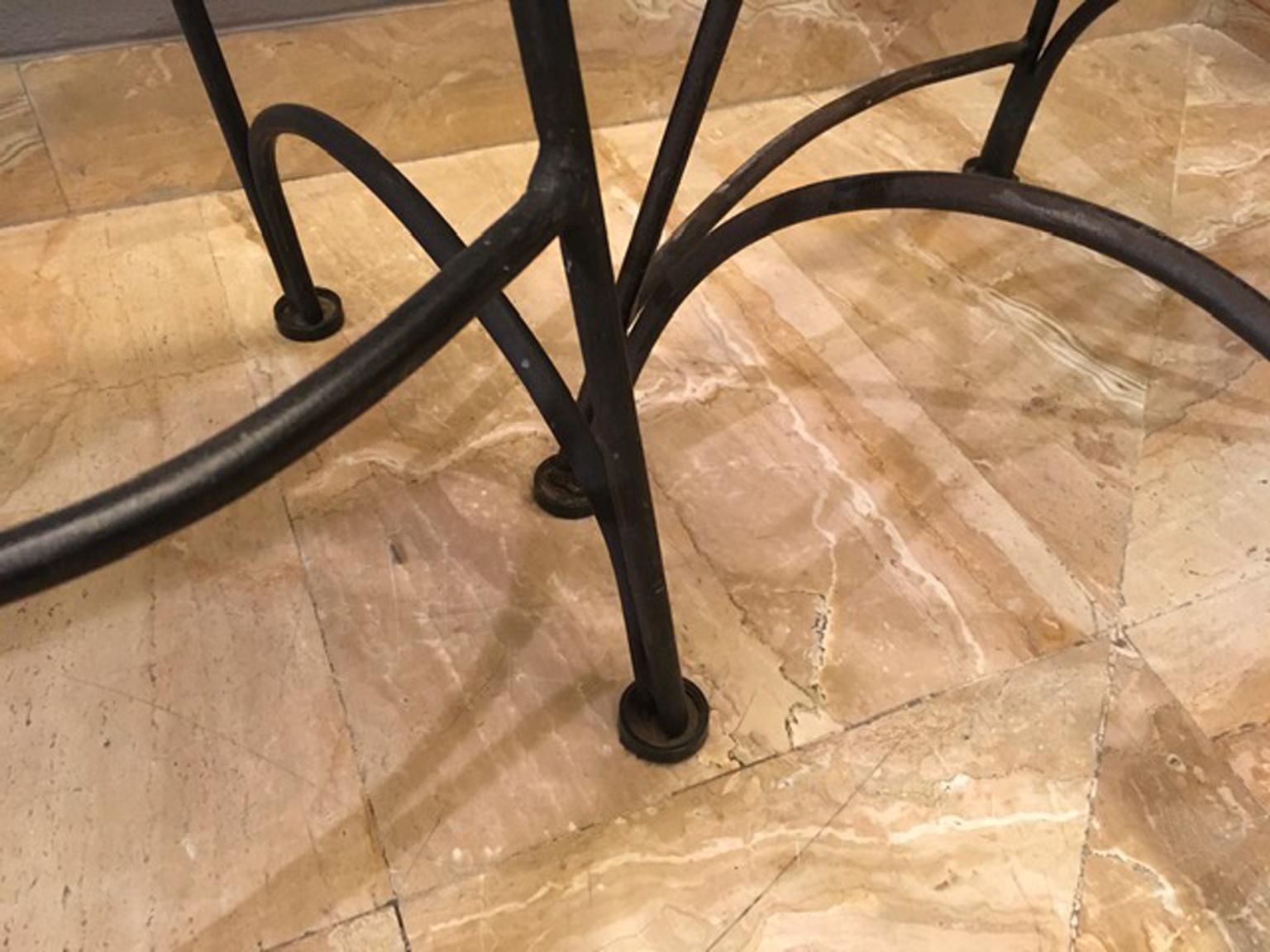 Tom Dixon, paire de tabourets en fer bruni et raphia, 1980 en vente 4