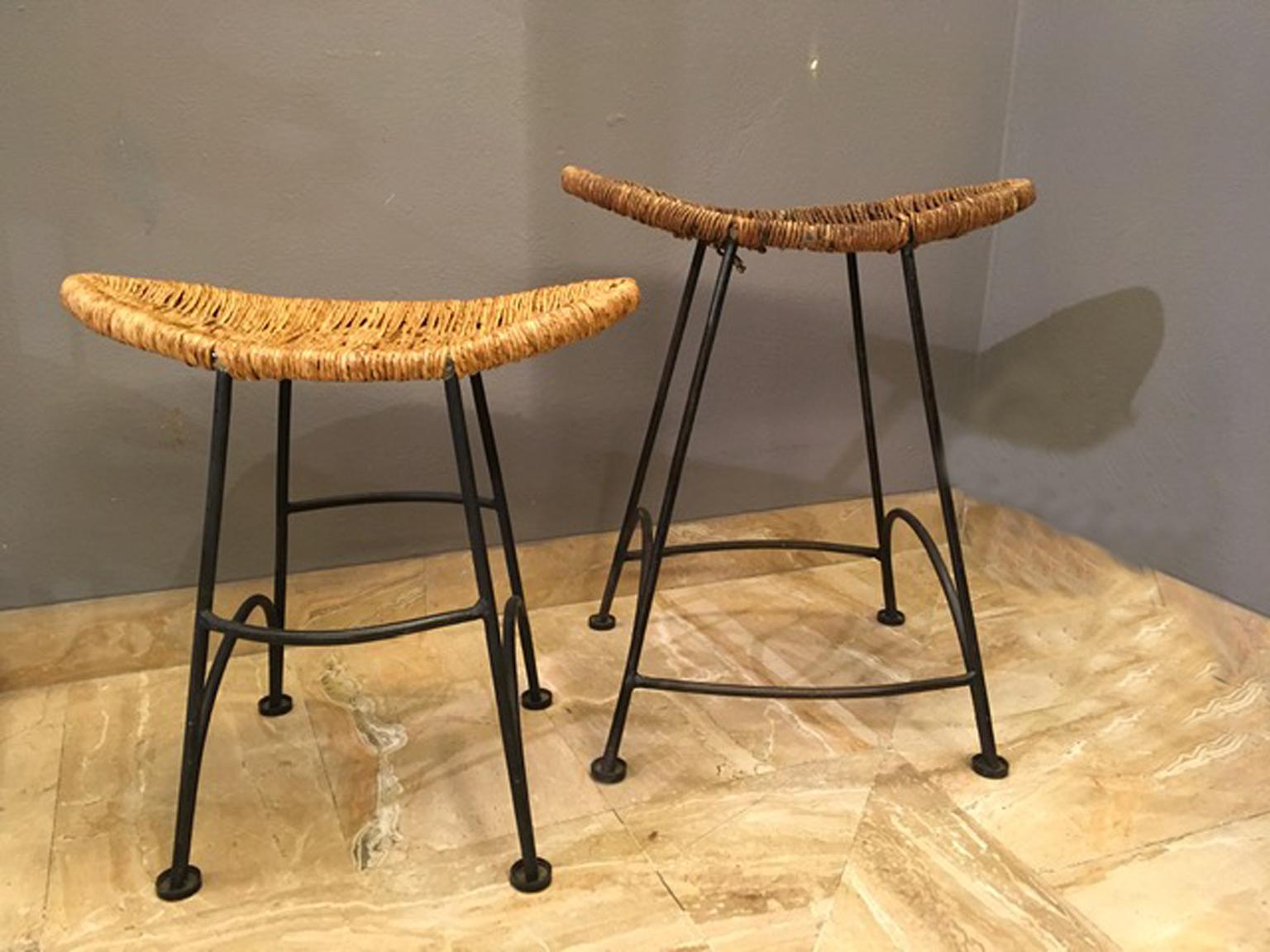 Forme organique, design iconique, peut-on dire de cette paire de tabourets Tom Dixon. Le raphia est naturel et fabriqué à la main. Les tabourets ont des dimensions différentes mais fonctionnent très bien ensemble.

Présenté tel que trouvé, l'un est