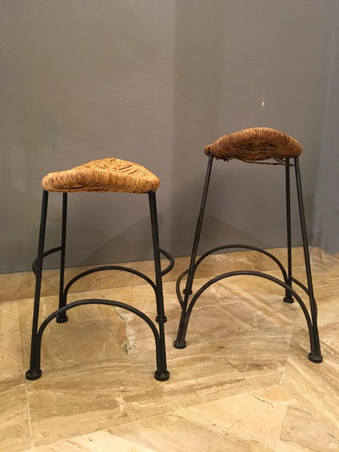 Tribal Tom Dixon, paire de tabourets en fer bruni et raphia, 1980 en vente