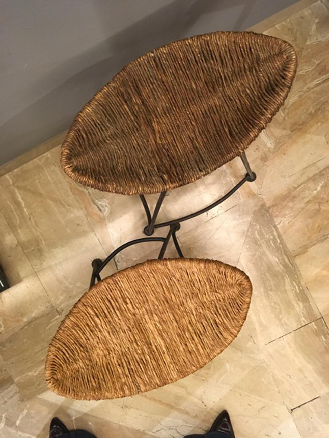 Britannique Tom Dixon, paire de tabourets en fer bruni et raphia, 1980 en vente