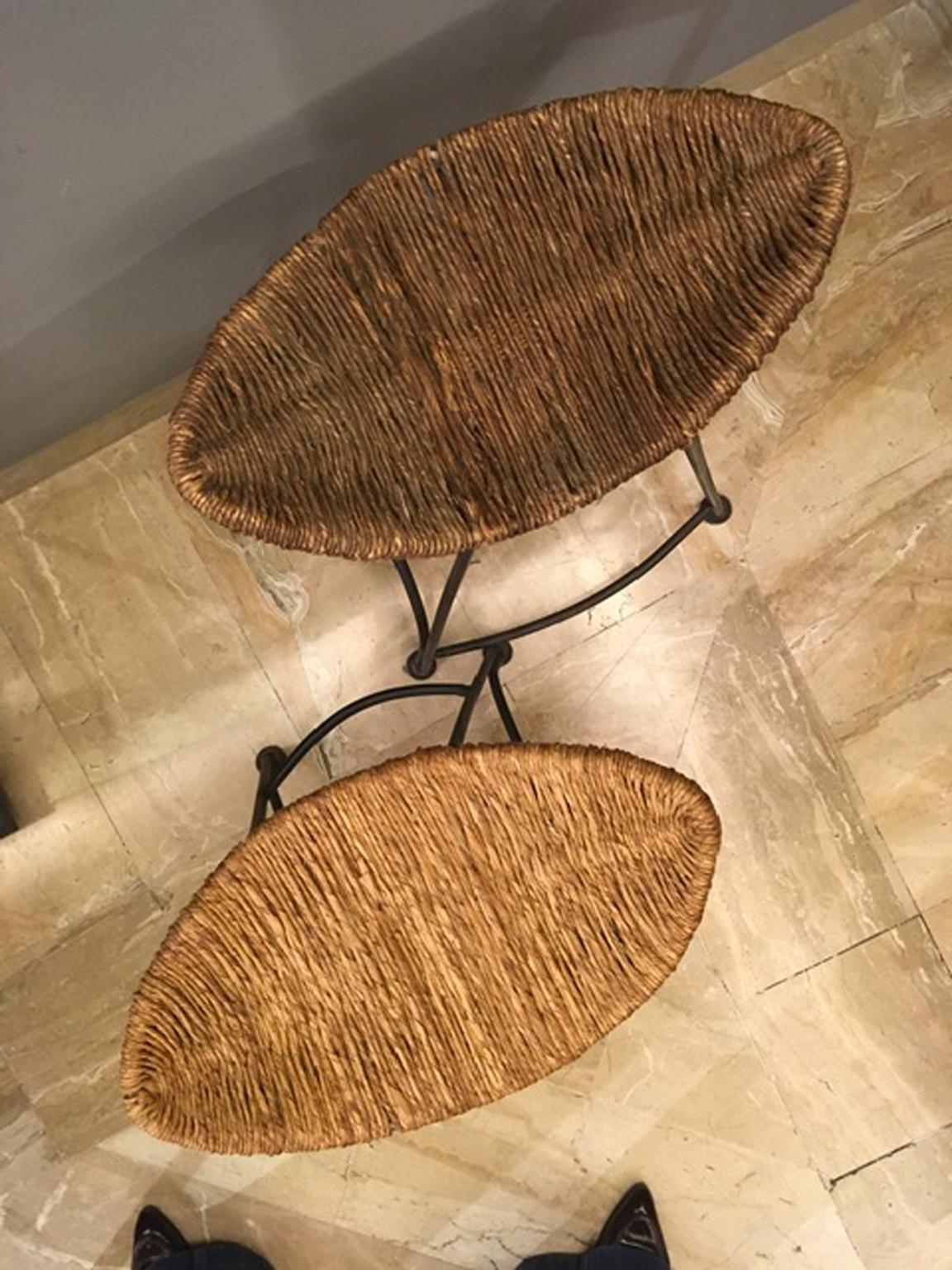 Fait main Tom Dixon, paire de tabourets en fer bruni et raphia, 1980 en vente