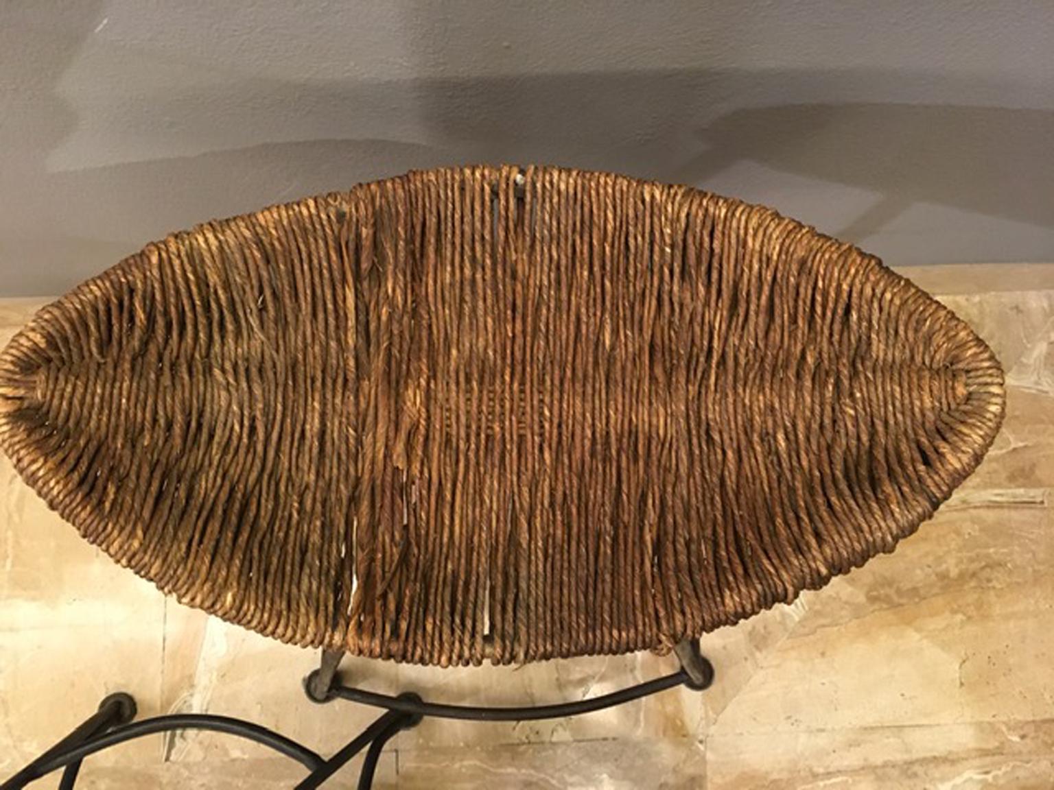 Tom Dixon, paire de tabourets en fer bruni et raphia, 1980 Bon état - En vente à Brescia, IT