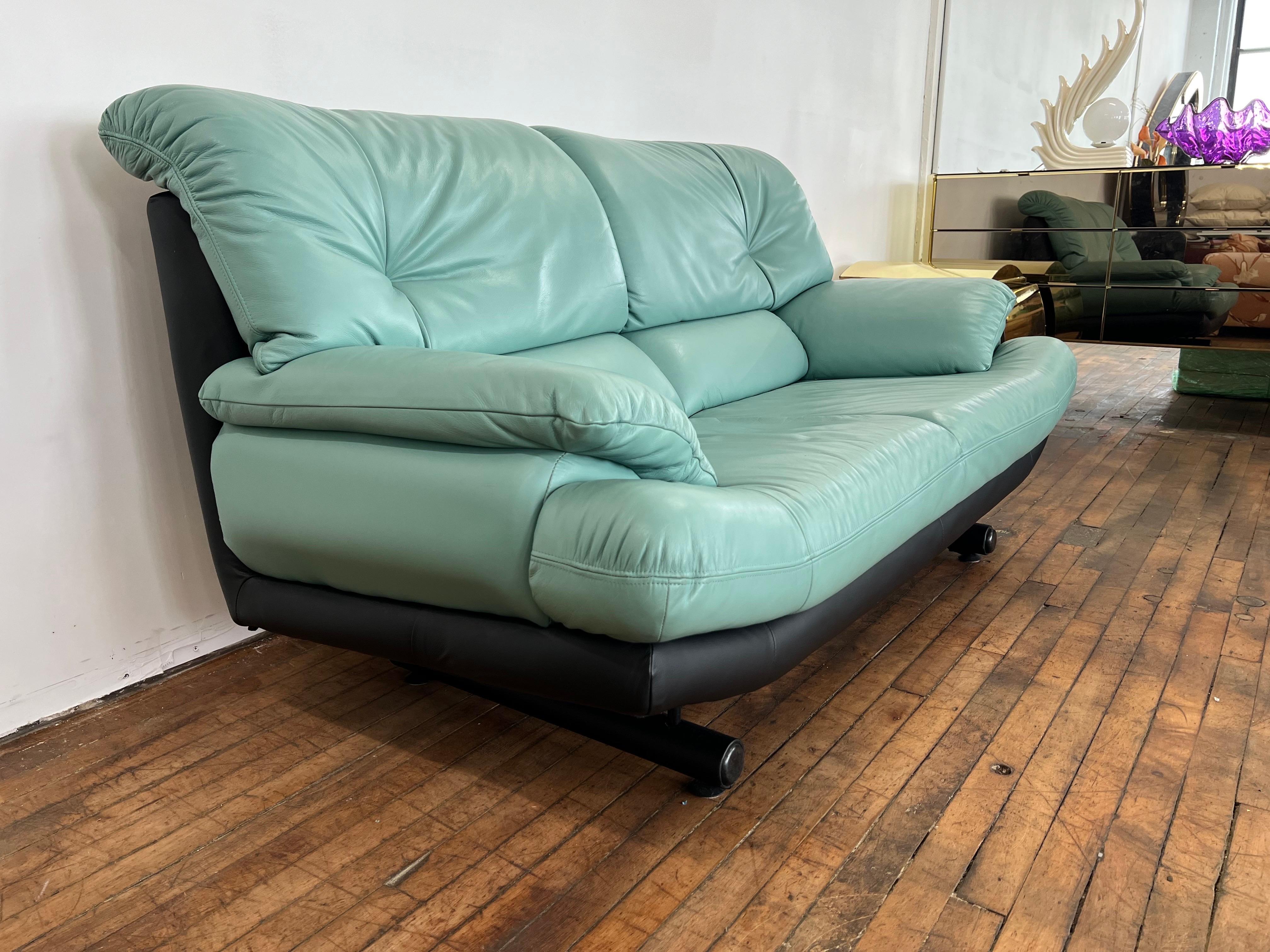 1980 Loveseat in pelle turchese in stile Natuzzi, prodotto in Italia. Dai un'occhiata alle altre due inserzioni con un divano e una poltrona coordinati