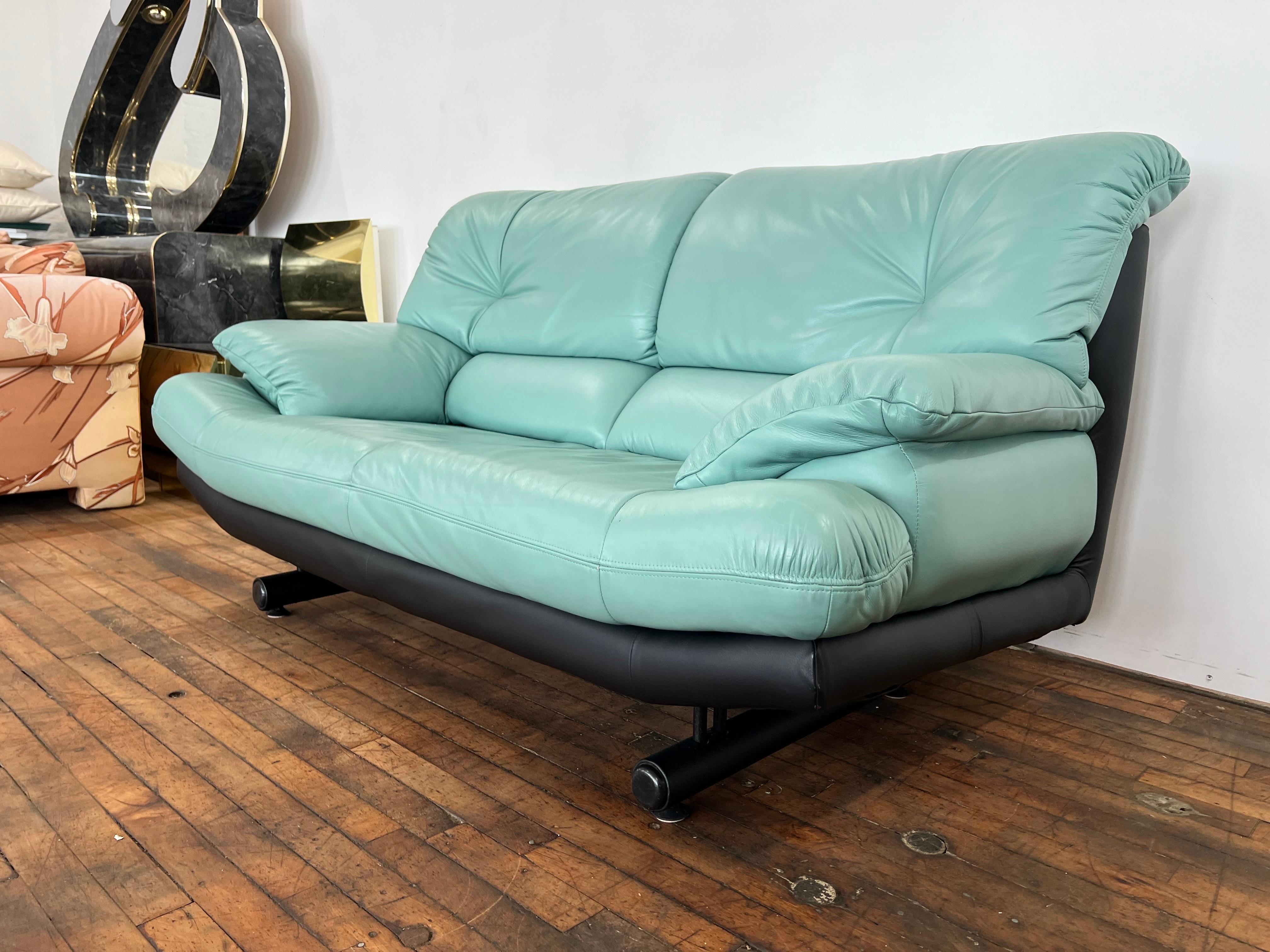 Postmoderno 1980 Loveseat in pelle turchese in stile Natuzzi, made in Italy in vendita