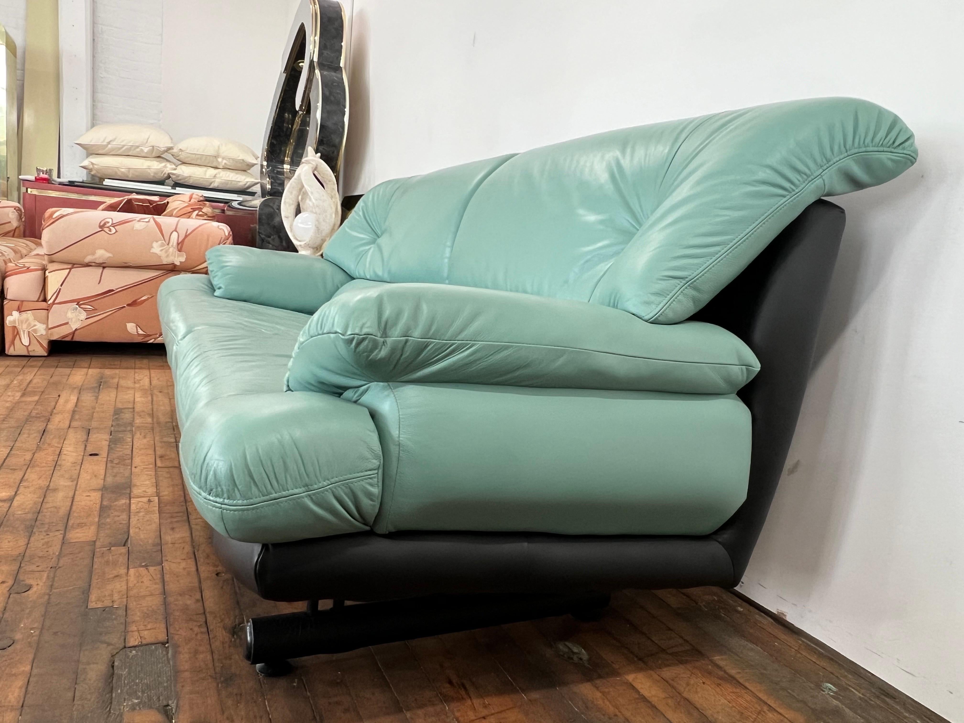 Canapé en cuir turquoise de 1980, style Natuzzi, fabriqué en Italie. Voir les deux autres annonces avec une causeuse et un fauteuil club assortis.