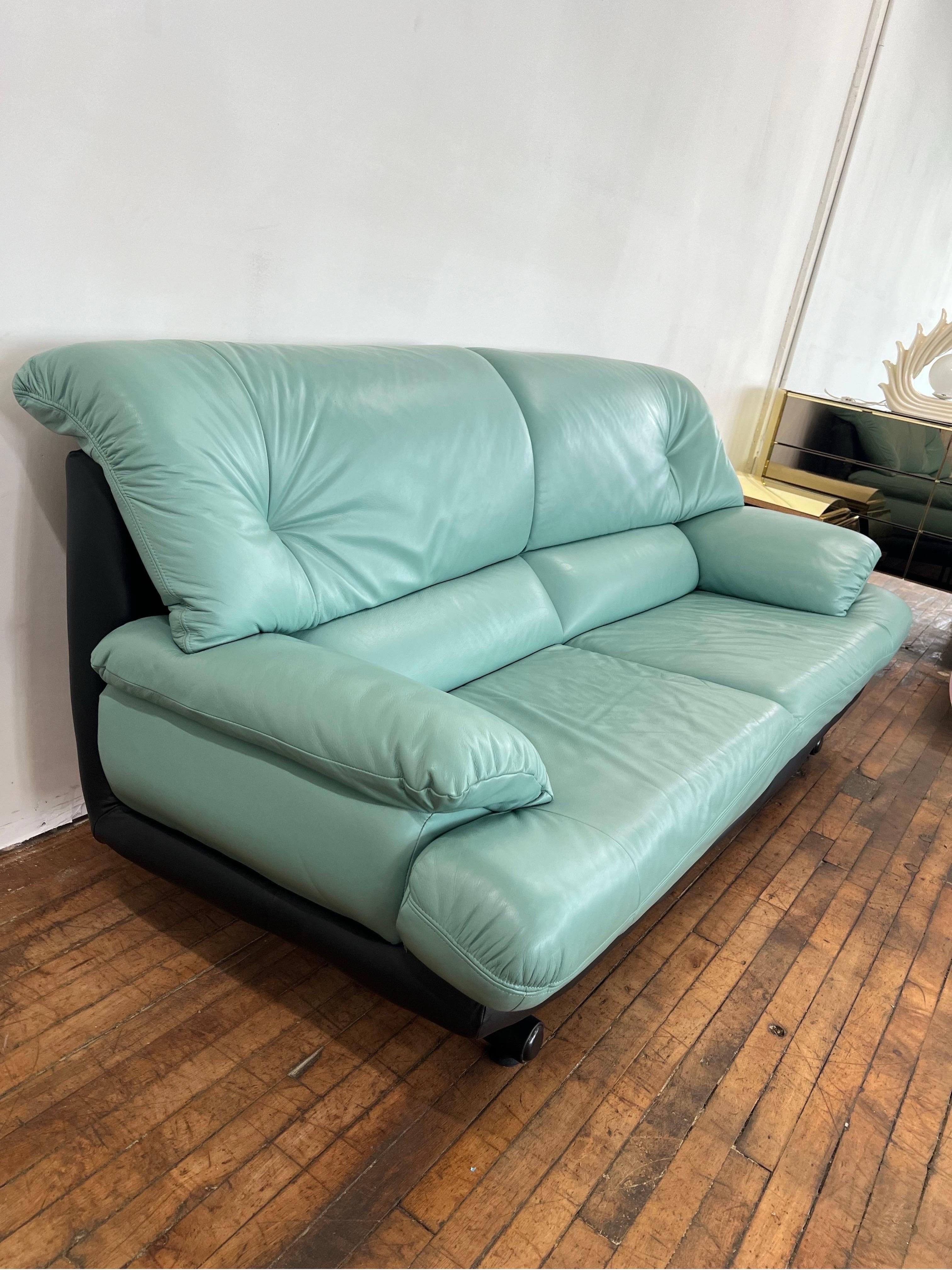Postmoderne Canapé Natuzzi de 1980 en cuir turquoise, fabriqué en Italie en vente