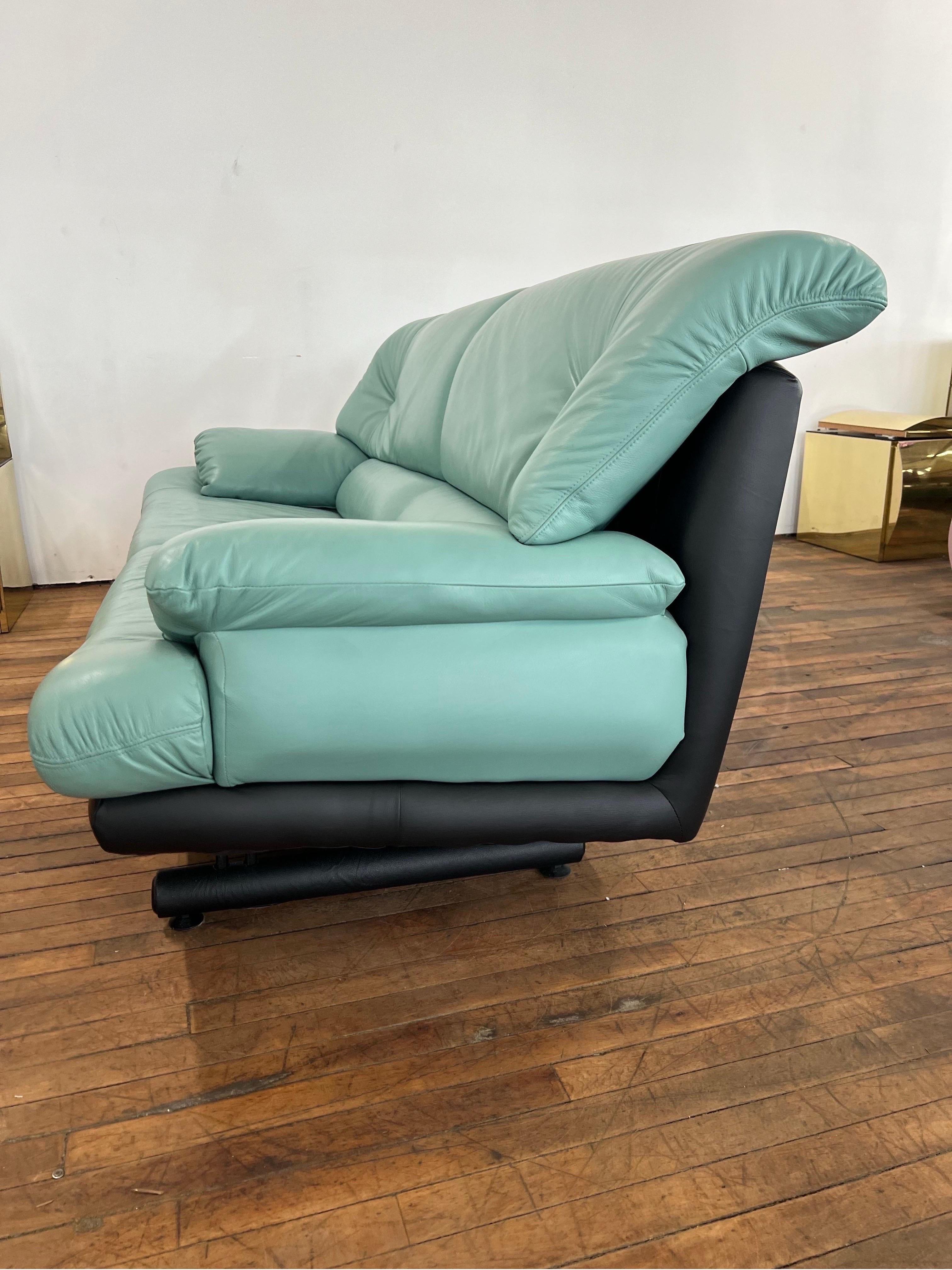 italien Canapé Natuzzi de 1980 en cuir turquoise, fabriqué en Italie en vente