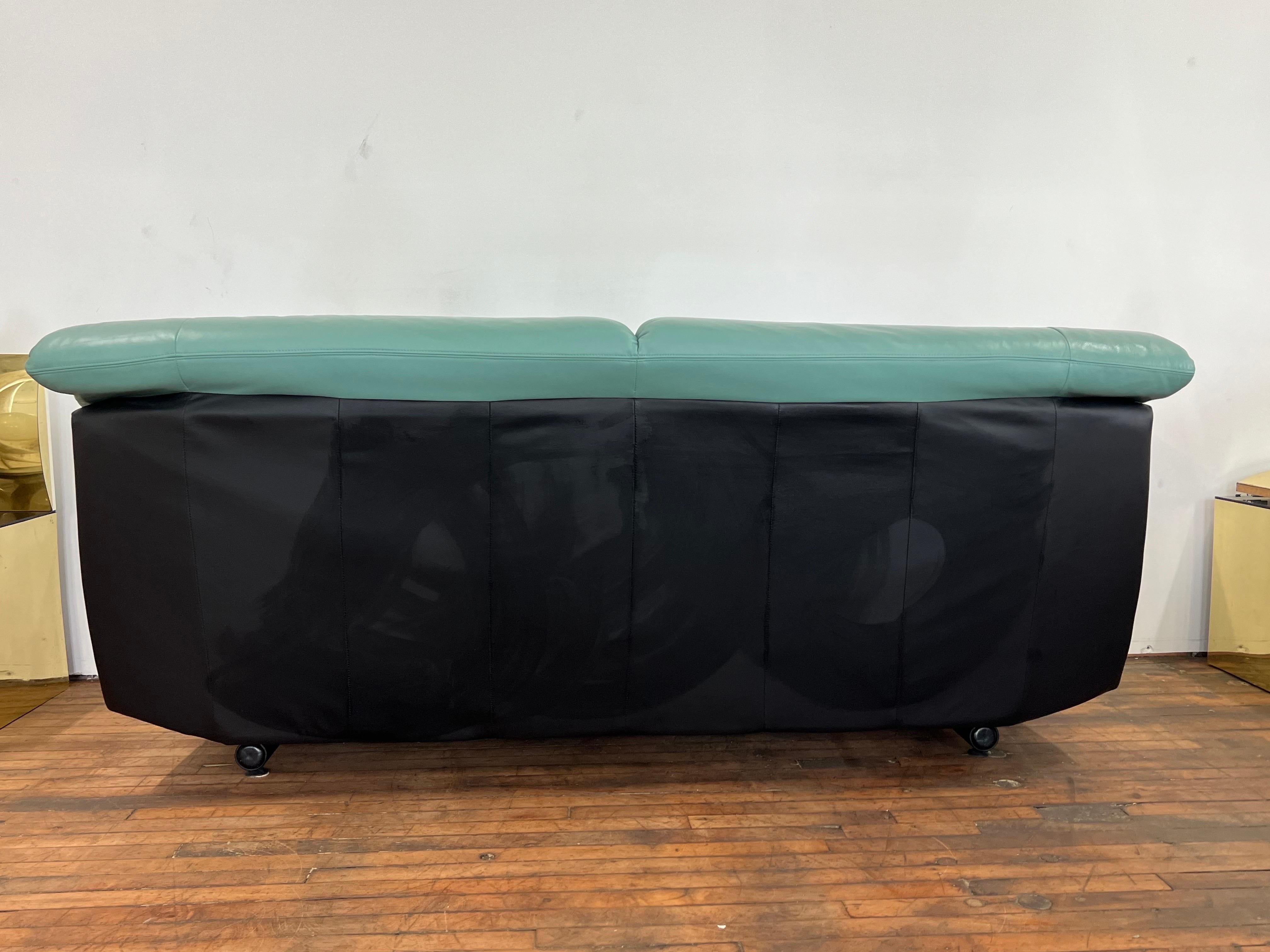 Canapé Natuzzi de 1980 en cuir turquoise, fabriqué en Italie Excellent état - En vente à Staten Island, NY