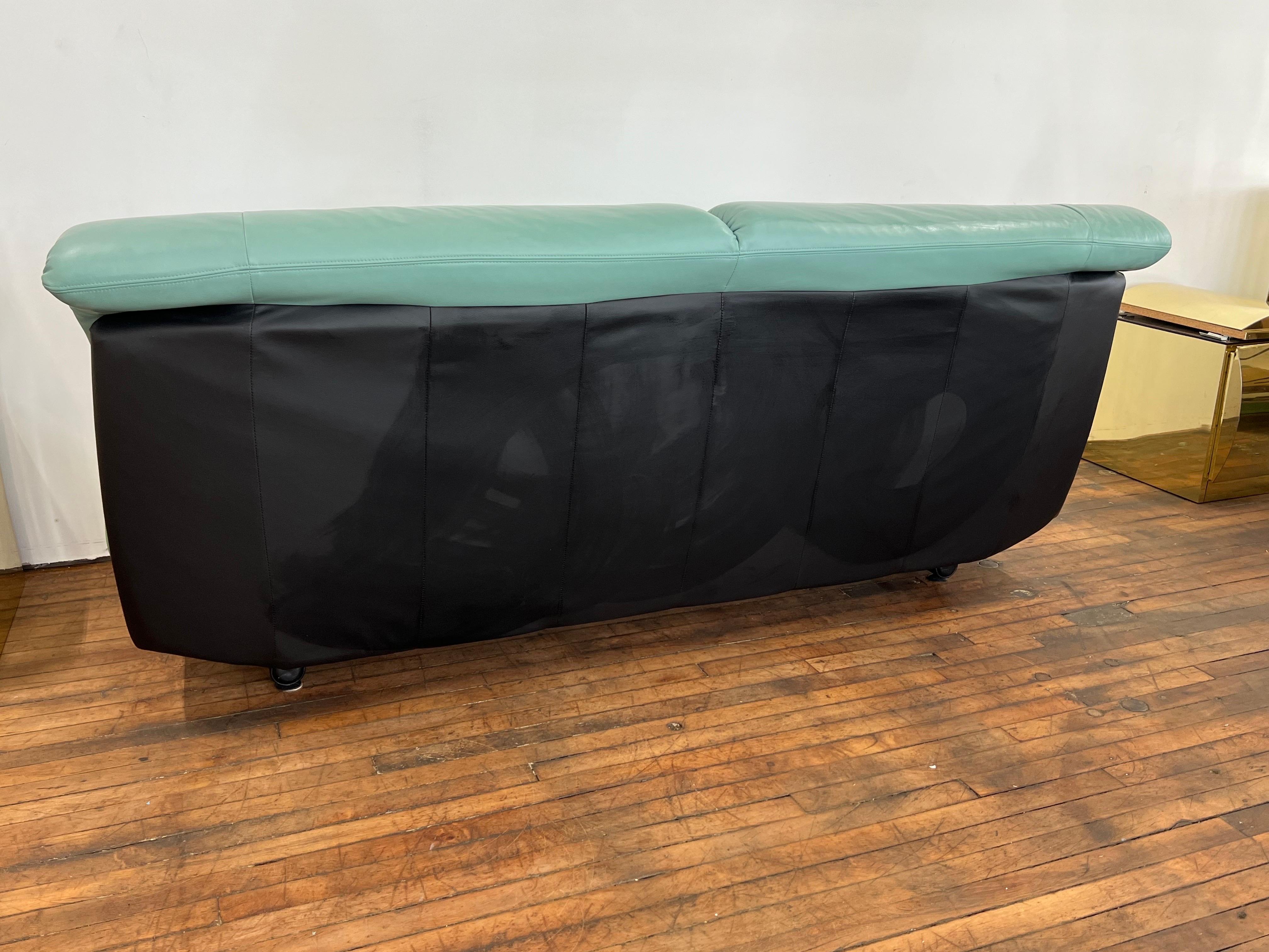 Fin du 20e siècle Canapé Natuzzi de 1980 en cuir turquoise, fabriqué en Italie en vente
