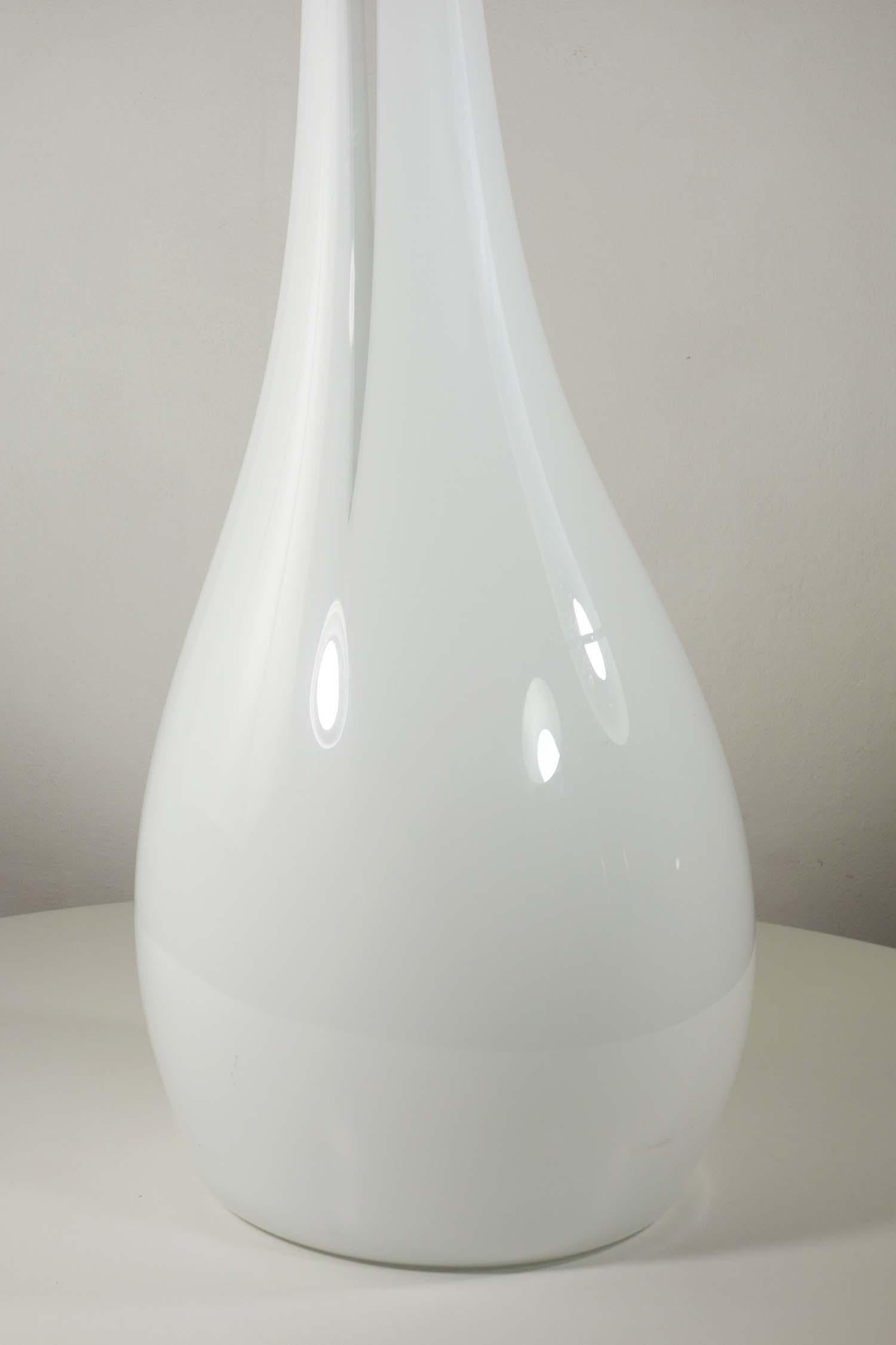 Bigli Vase
A.I.C.
Italie, 1990

Vase en verre soufflé de Murano blanc et transparent
Étiquette autocollante 