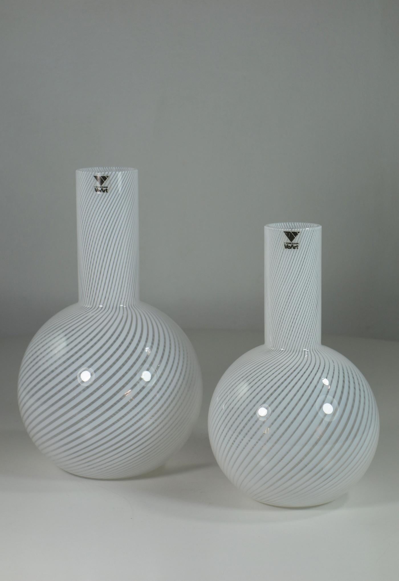Juego de 2 botellas
VeArt
Italia, 1982

Cristal Filigrana Blanco
Etiqueta adhesiva VeArt
Letrero Veart Grabado
Condición perfecta

h 26 / diam 14,5 cm
h 22,5 /diámetro 12 cm


