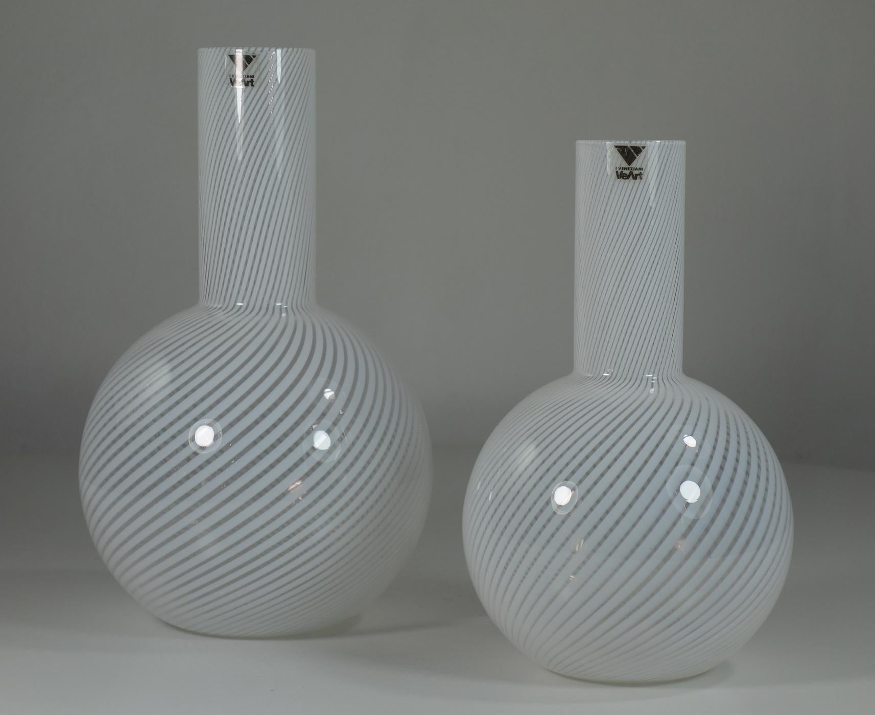 1980 VeArt Juego de botellas de cristal de Murano de diseño italiano Filigrana blanca Posmoderno en venta