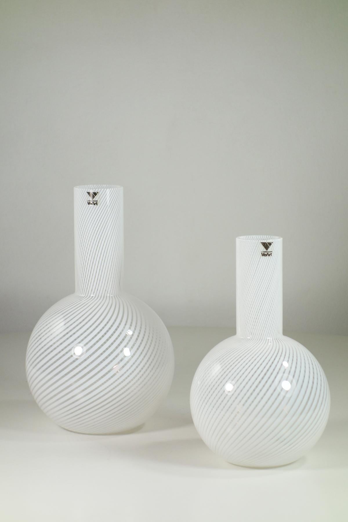 1980 VeArt Juego de botellas de cristal de Murano de diseño italiano Filigrana blanca Italiano en venta