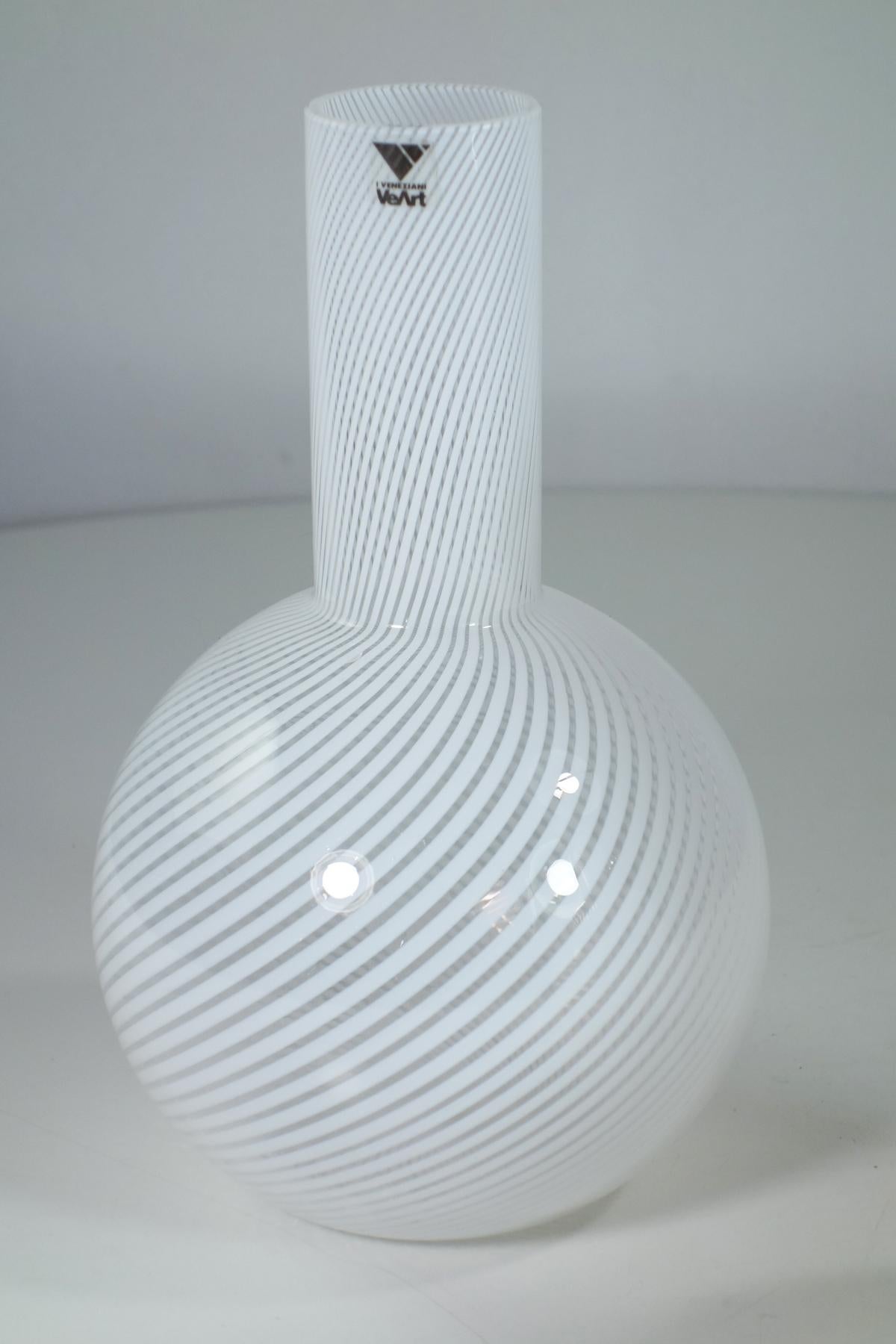 1980 VeArt Juego de botellas de cristal de Murano de diseño italiano Filigrana blanca en Excelente estado para la venta en Brescia, IT