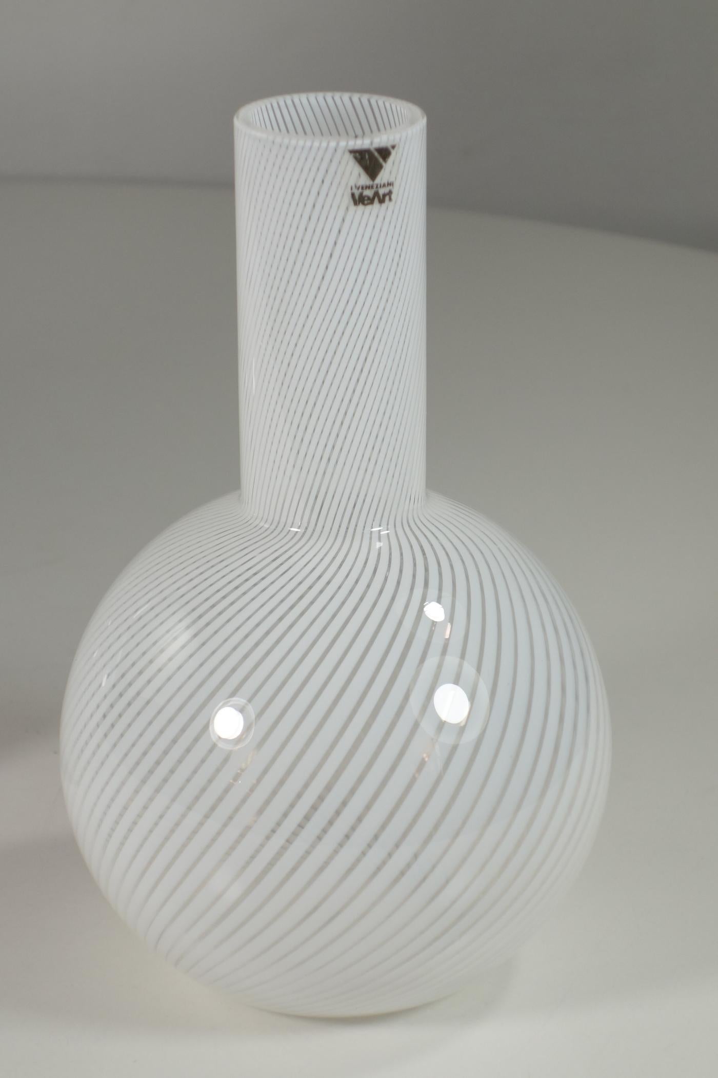1980 VeArt Juego de botellas de cristal de Murano de diseño italiano Filigrana blanca finales del siglo XX en venta