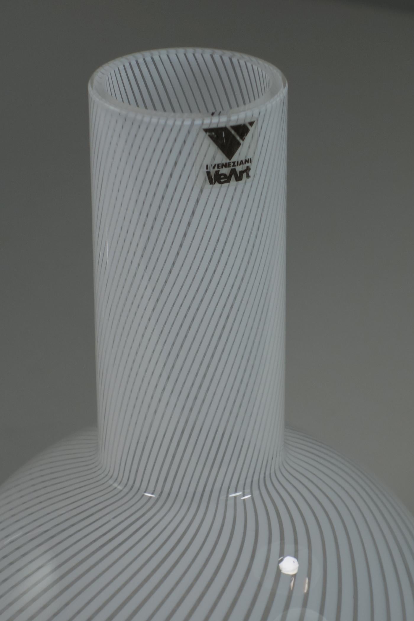 1980 VeArt Juego de botellas de cristal de Murano de diseño italiano Filigrana blanca Vidrio soplado en venta
