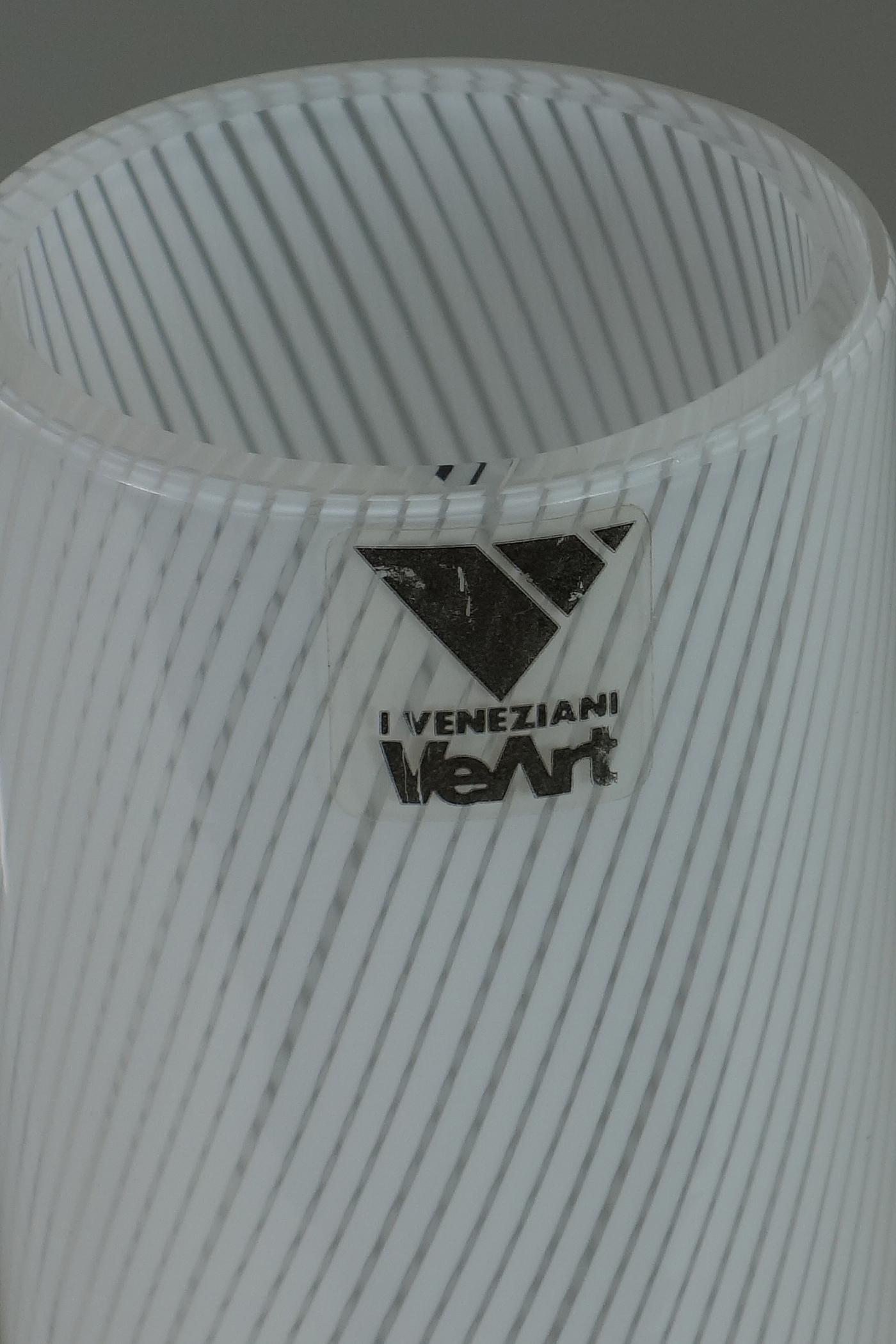 1980 VeArt Juego de botellas de cristal de Murano de diseño italiano Filigrana blanca en venta 2