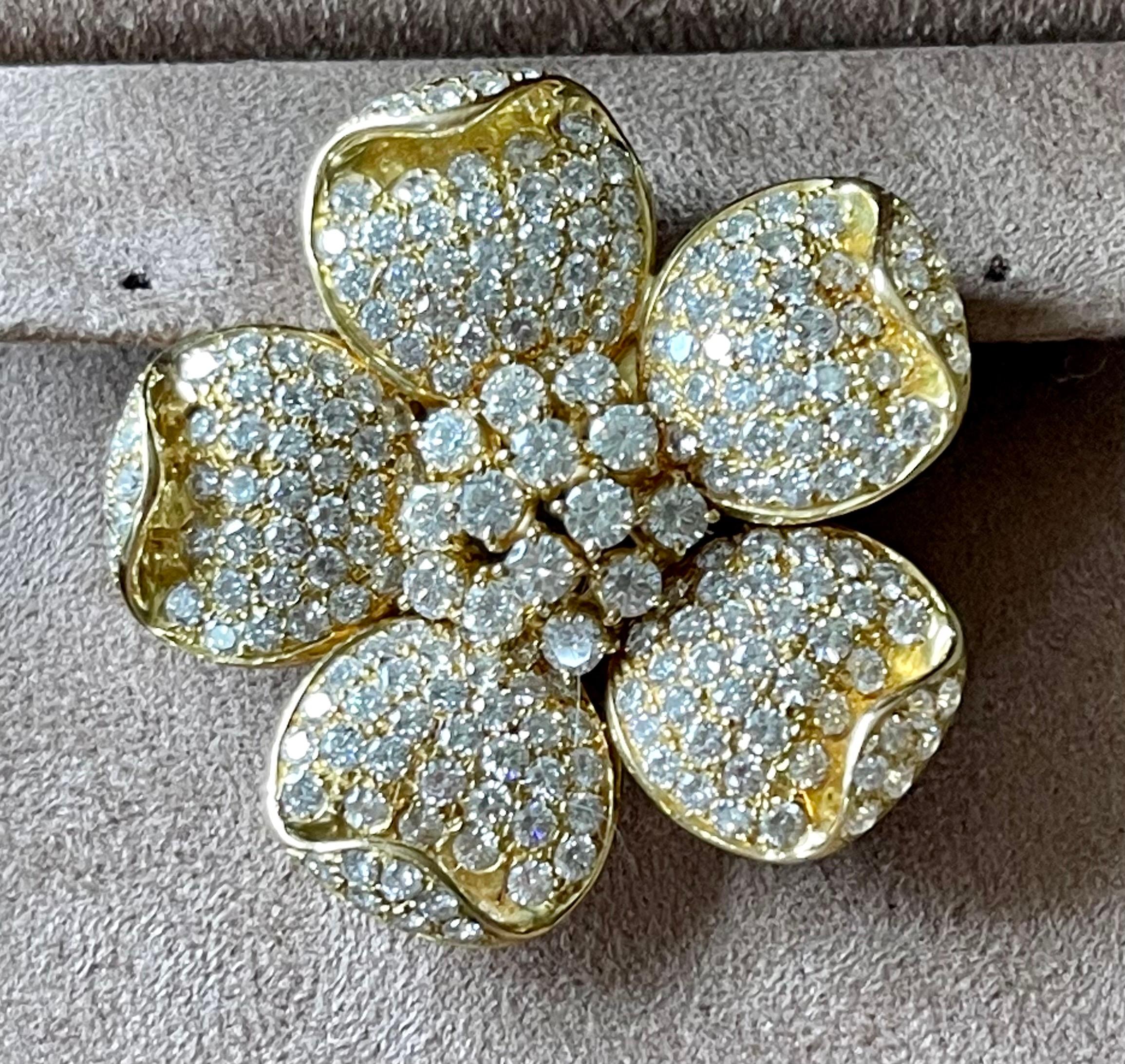 Contemporary 1980 Vintage 18 Yellow Gold Diamond Flower Clip Brooch For Sale