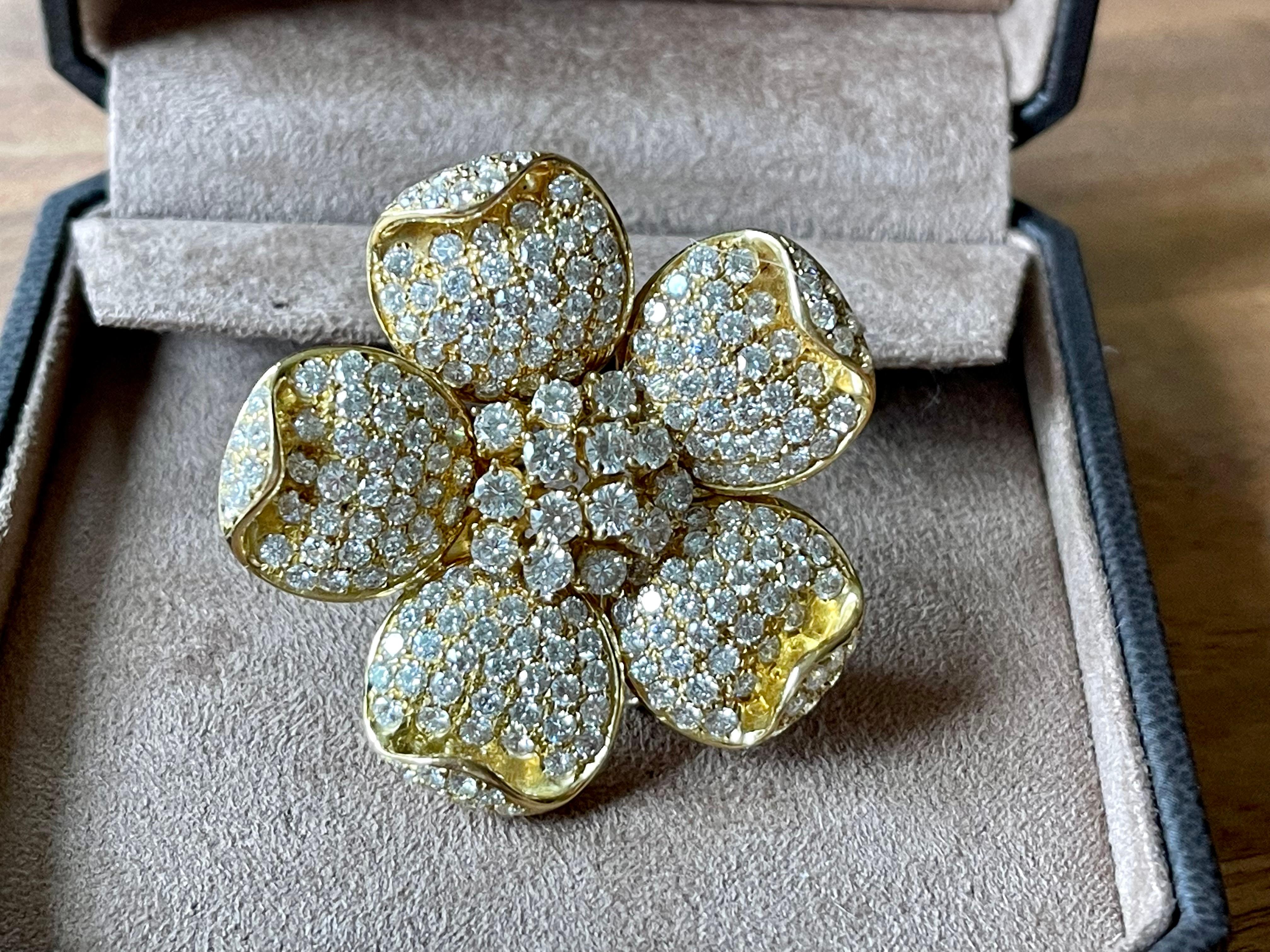 Women's 1980 Vintage 18 Yellow Gold Diamond Flower Clip Brooch For Sale