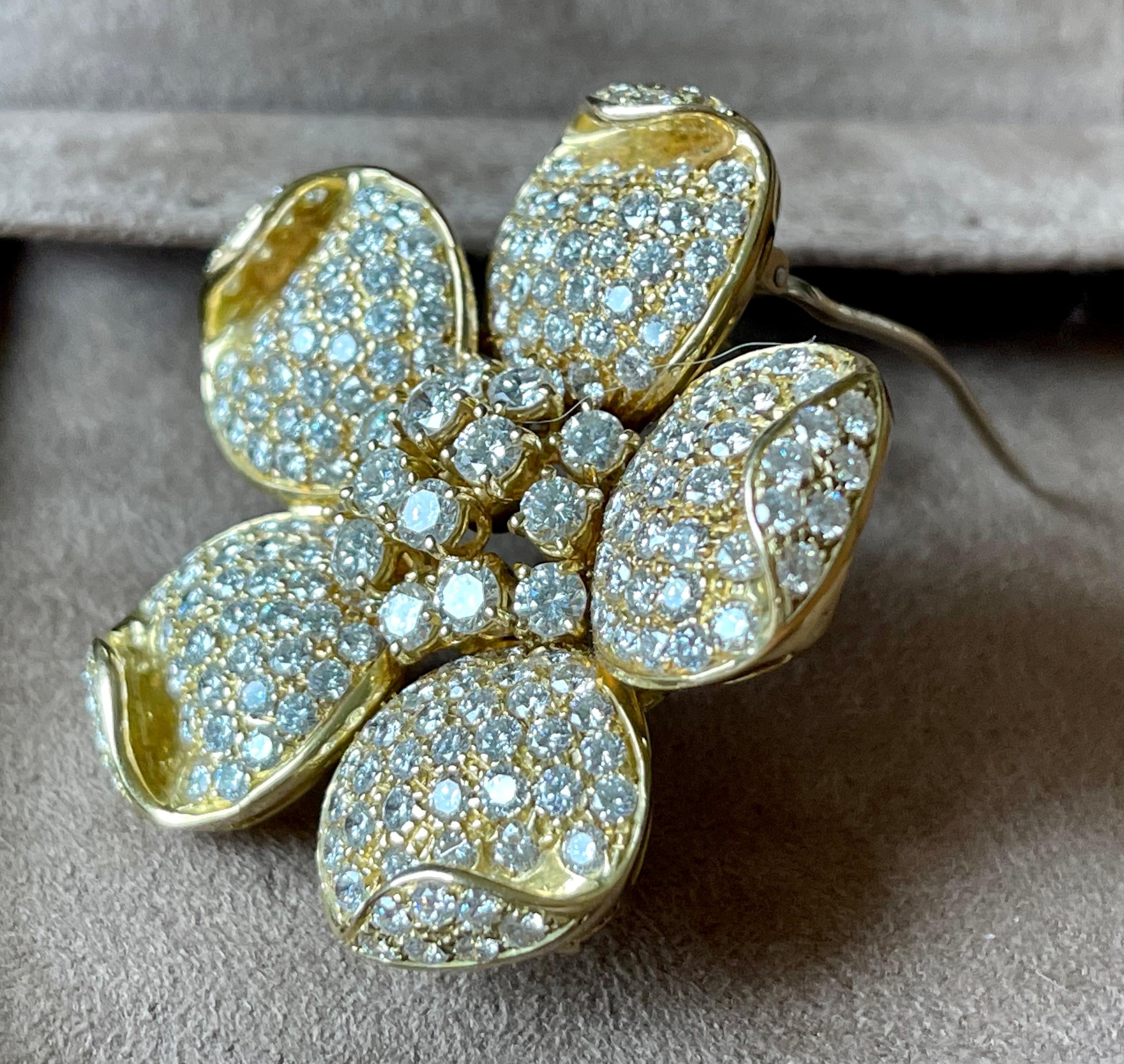 1980 Vintage 18 Yellow Gold Diamond Flower Clip Brooch For Sale 1