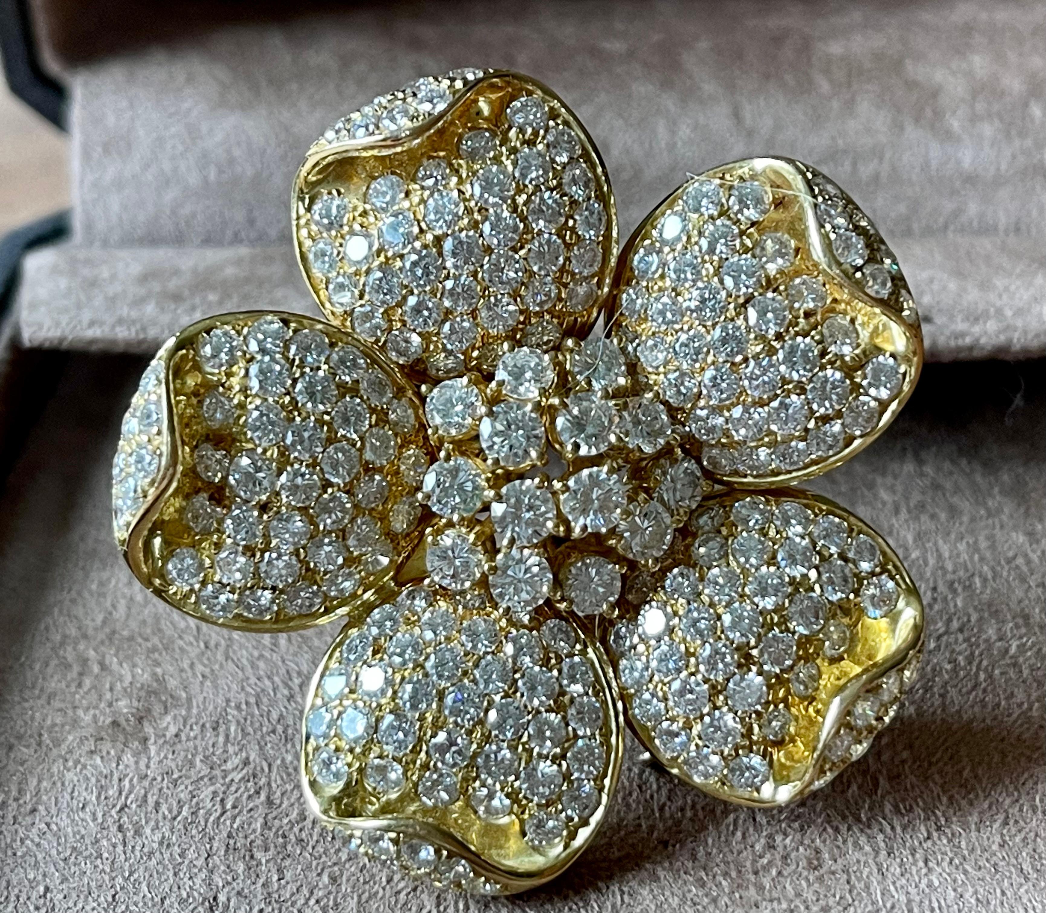 1980 Vintage 18 Yellow Gold Diamond Flower Clip Brooch For Sale 2