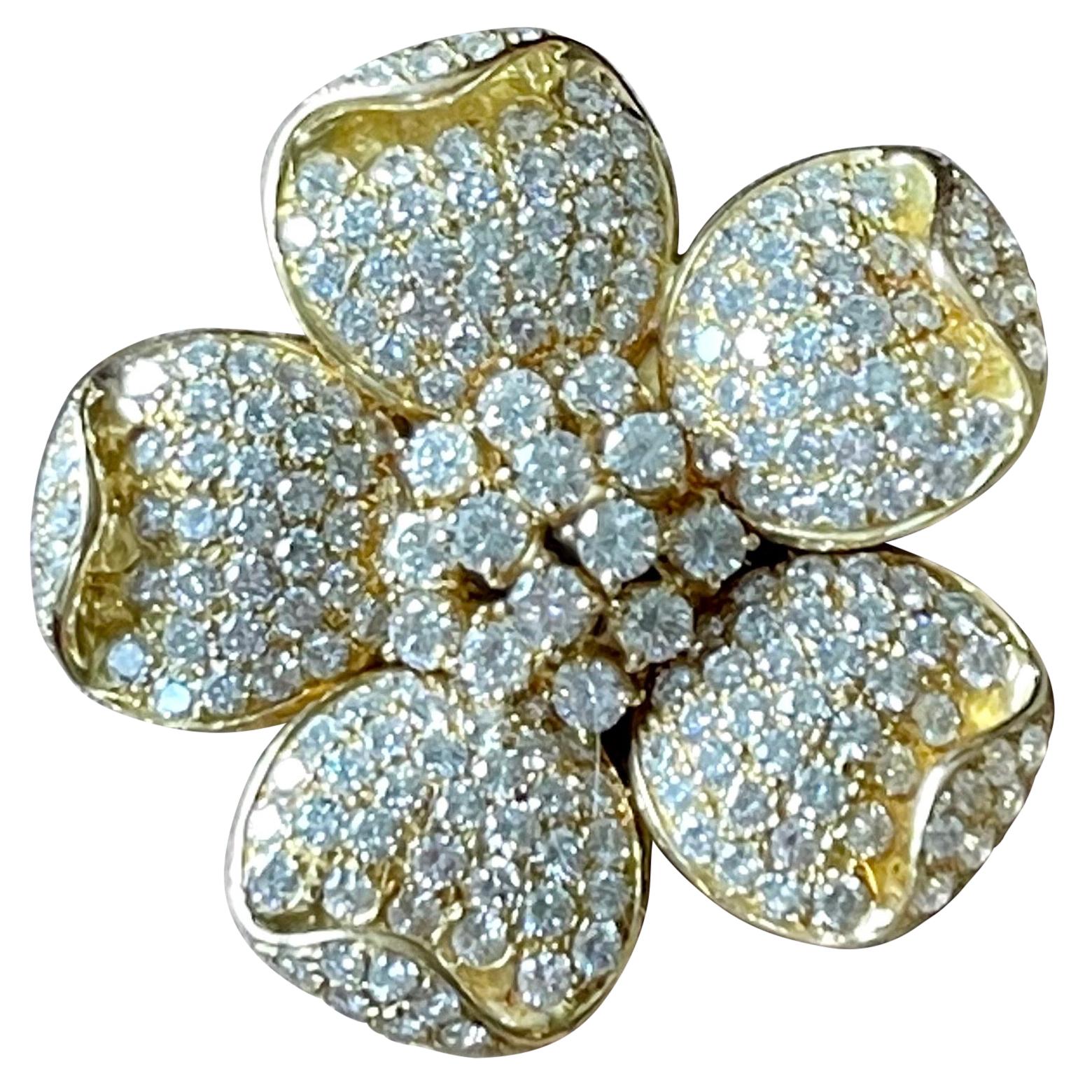 1980 Vintage 18 Yellow Gold Diamond Flower Clip Brooch For Sale