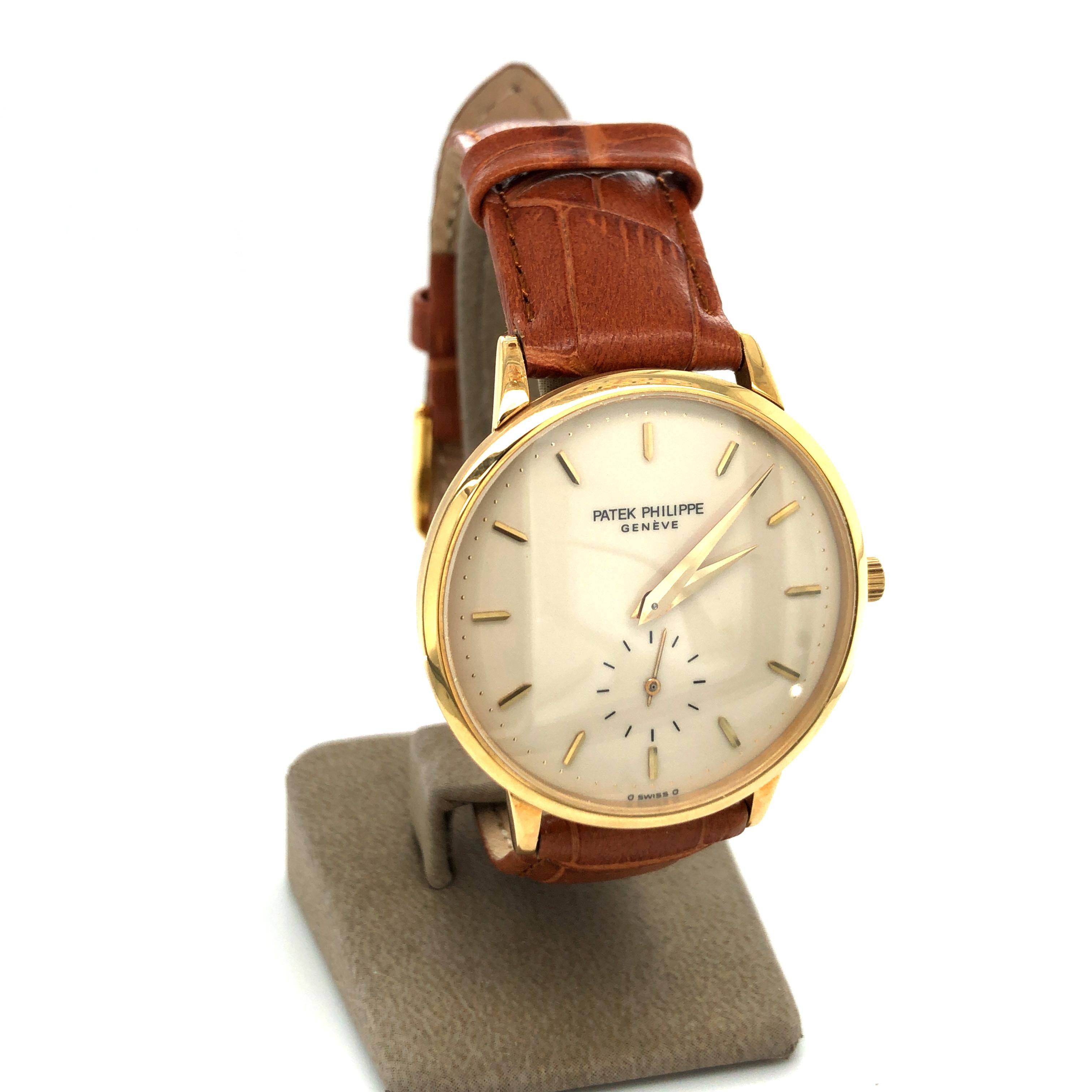 Timeless and rare vintage Patek Philippe Calatrava wrist watch Reference 3893. Case in Yellow Gold 750 with rare Ivory-white dial and small seconds indication at 6 o'clock. Manual winding mechanical movement numbered 1.332.374. Added with new brown