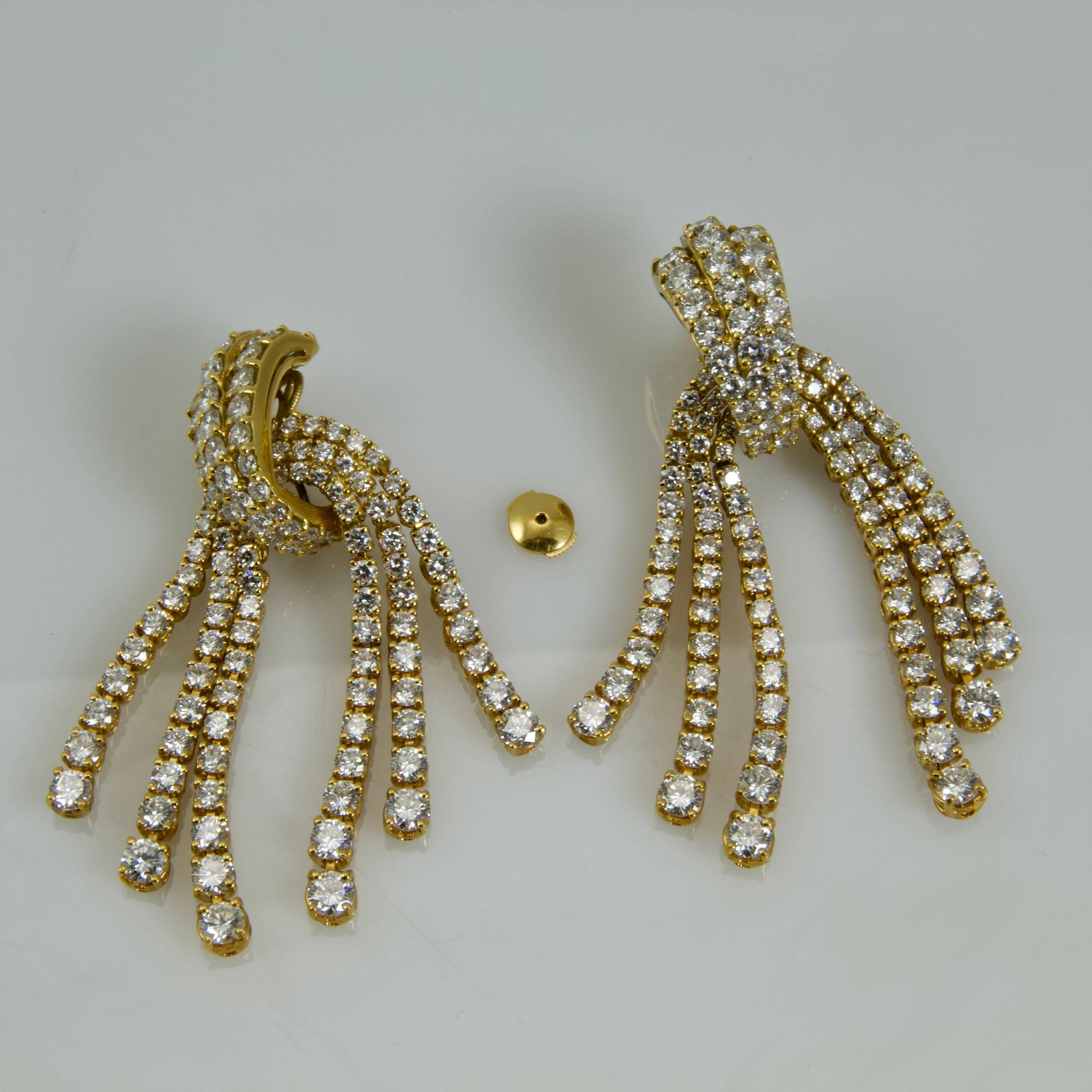 18 kt yellow gold pendant earrings look like a cascade set with 256 round diamonds extra-quality (G-H VS). 
Diamonds weight almost 25-28 carats. 
Typical work of eighties. 
Very sparkling and glittering.
For pierced ear. 
French recense marks.


