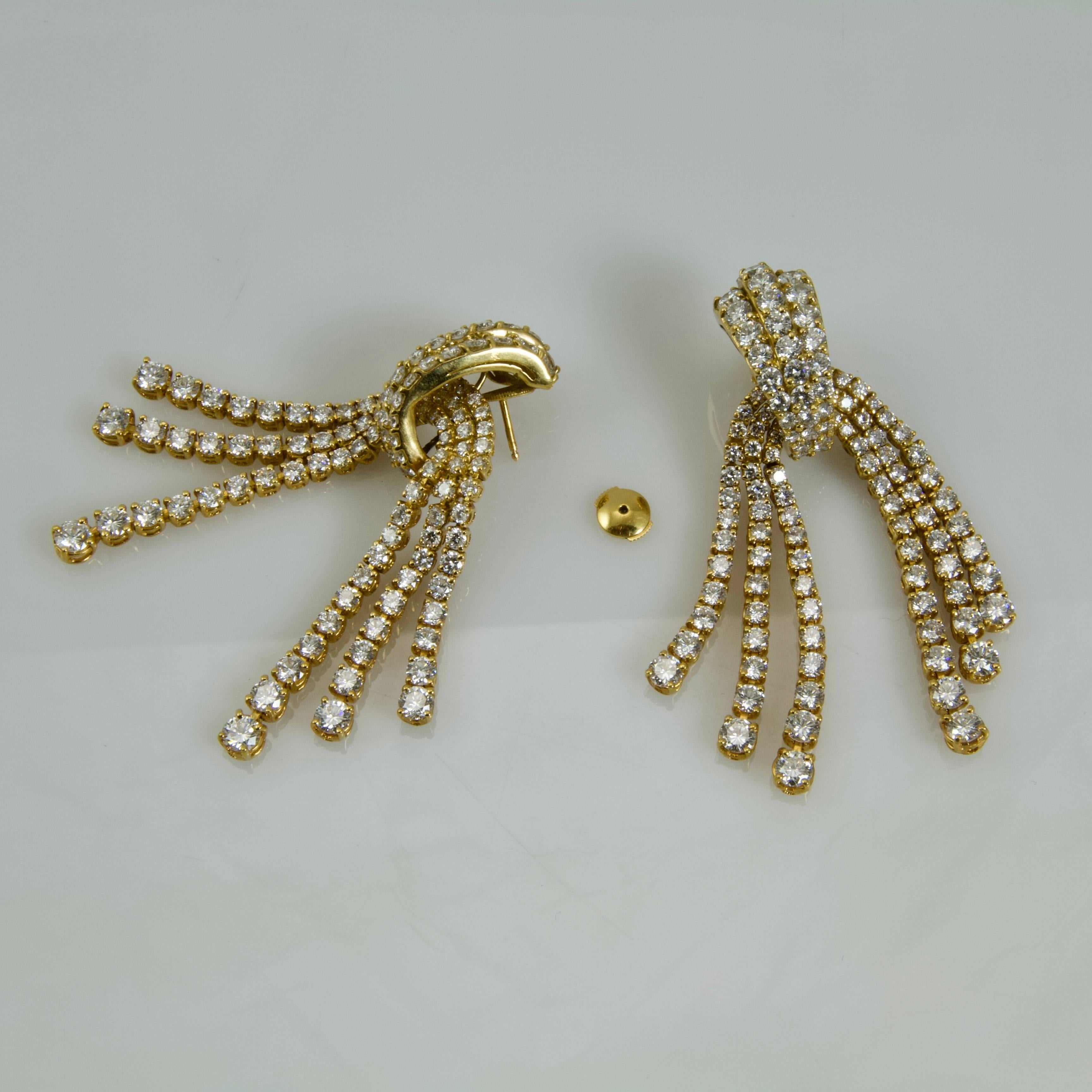 Round Cut 1980 Yellow Gold Diamonds Cascade Pendent Earrings For Sale