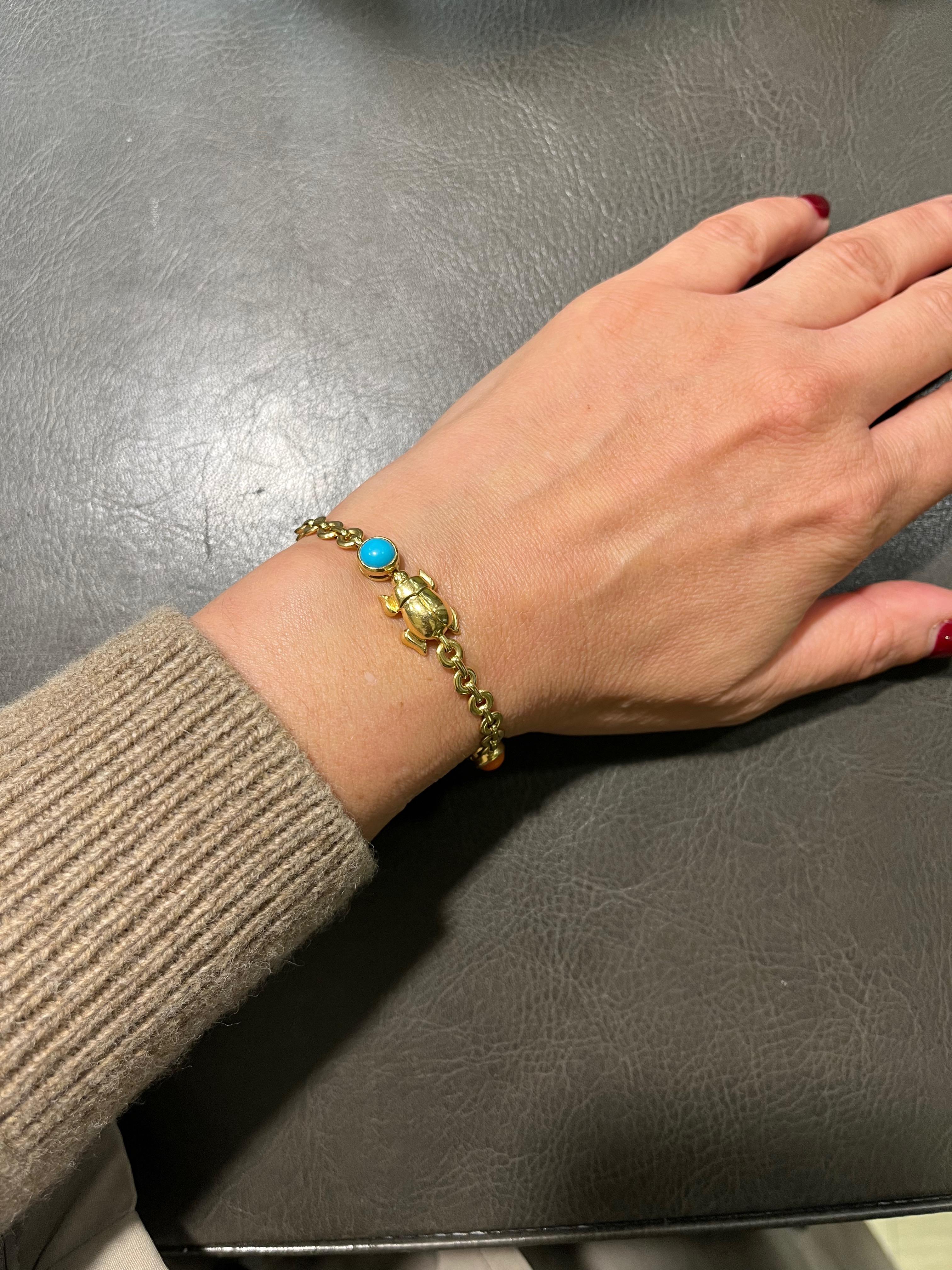 18 kt. yellow gold bracelet signed by Cartier.
This nice bracelet is realized with 3 gold scarabs, natural turquoise and coral.
1980 ca.
Lenght 19,00 cm.