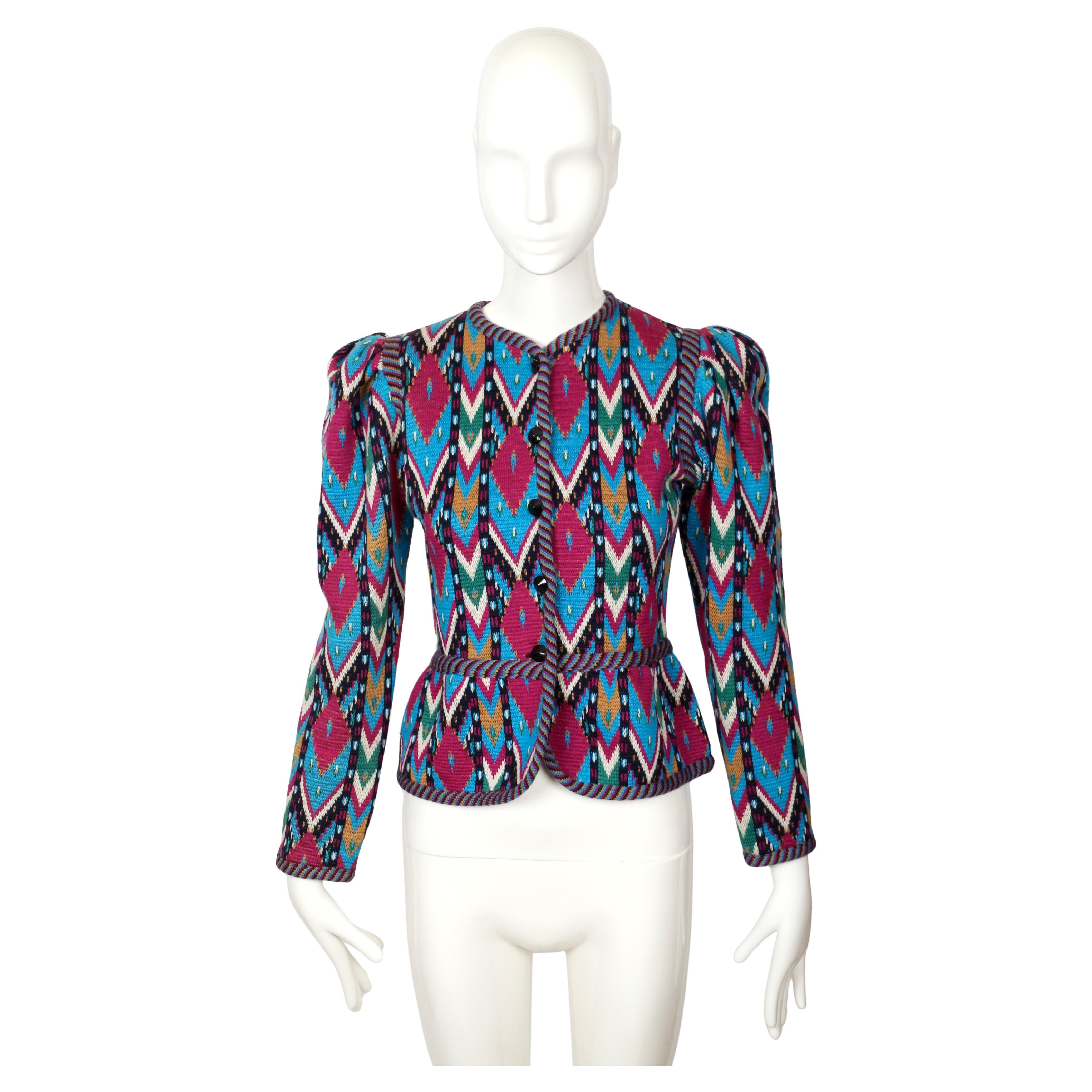 Pull cardigan ikat extrêmement rare d'Yves Saint Laurent, de la Collectional Automne/Hiver 1980, tel que vu sur le podium. La pièce est exécutée dans un tricot riche en motifs, avec un motif ikat géométrique audacieux dans des tons vifs de