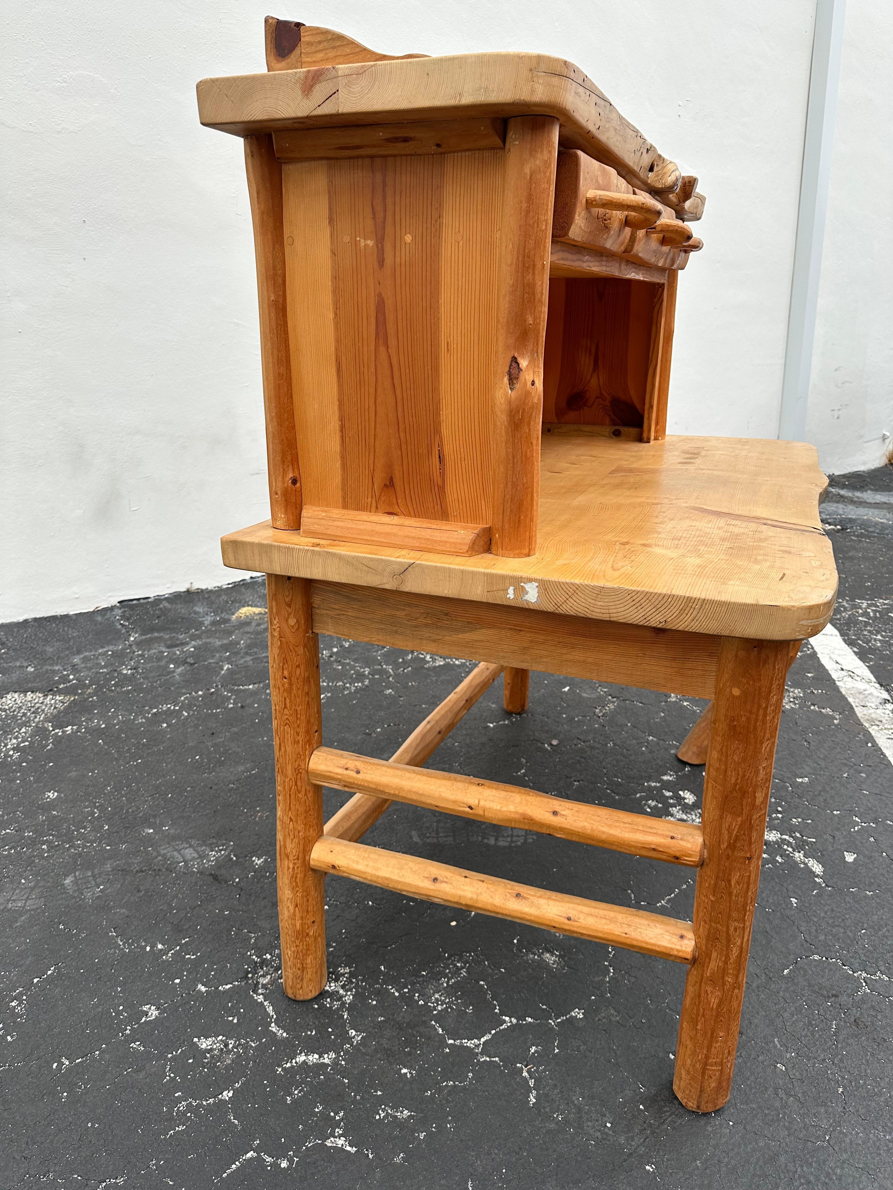 1980d Skulpturaler rustikaler Zedernholz-Schreibtisch im Angebot 3