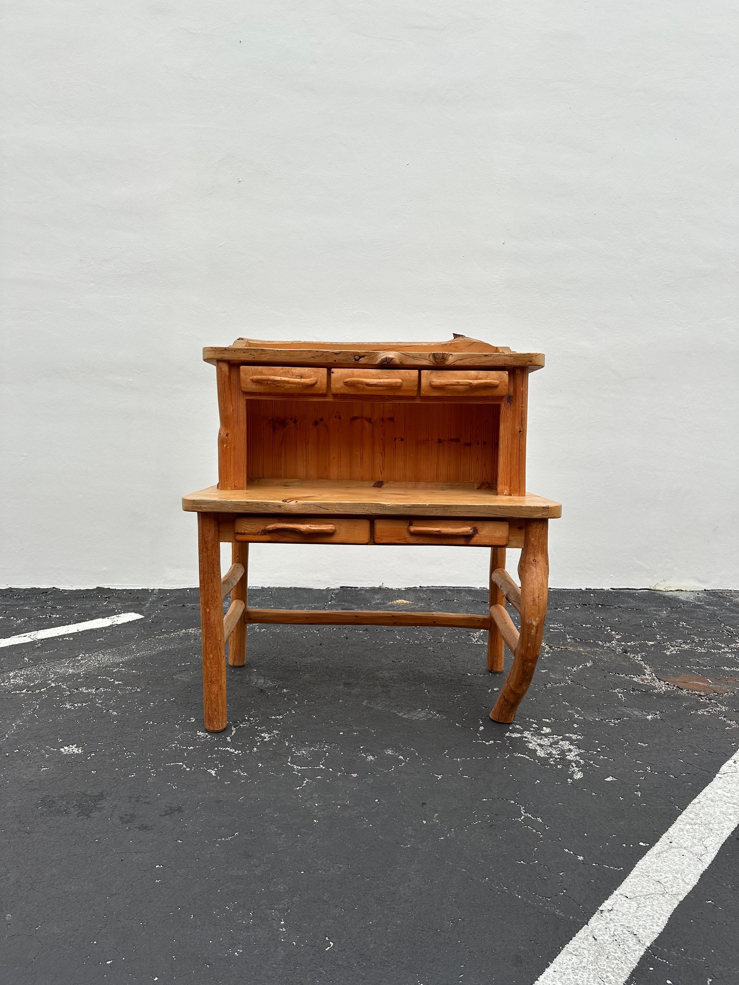 1980d Skulpturaler rustikaler Zedernholz-Schreibtisch im Zustand „Gut“ im Angebot in Fort Lauderdale, FL