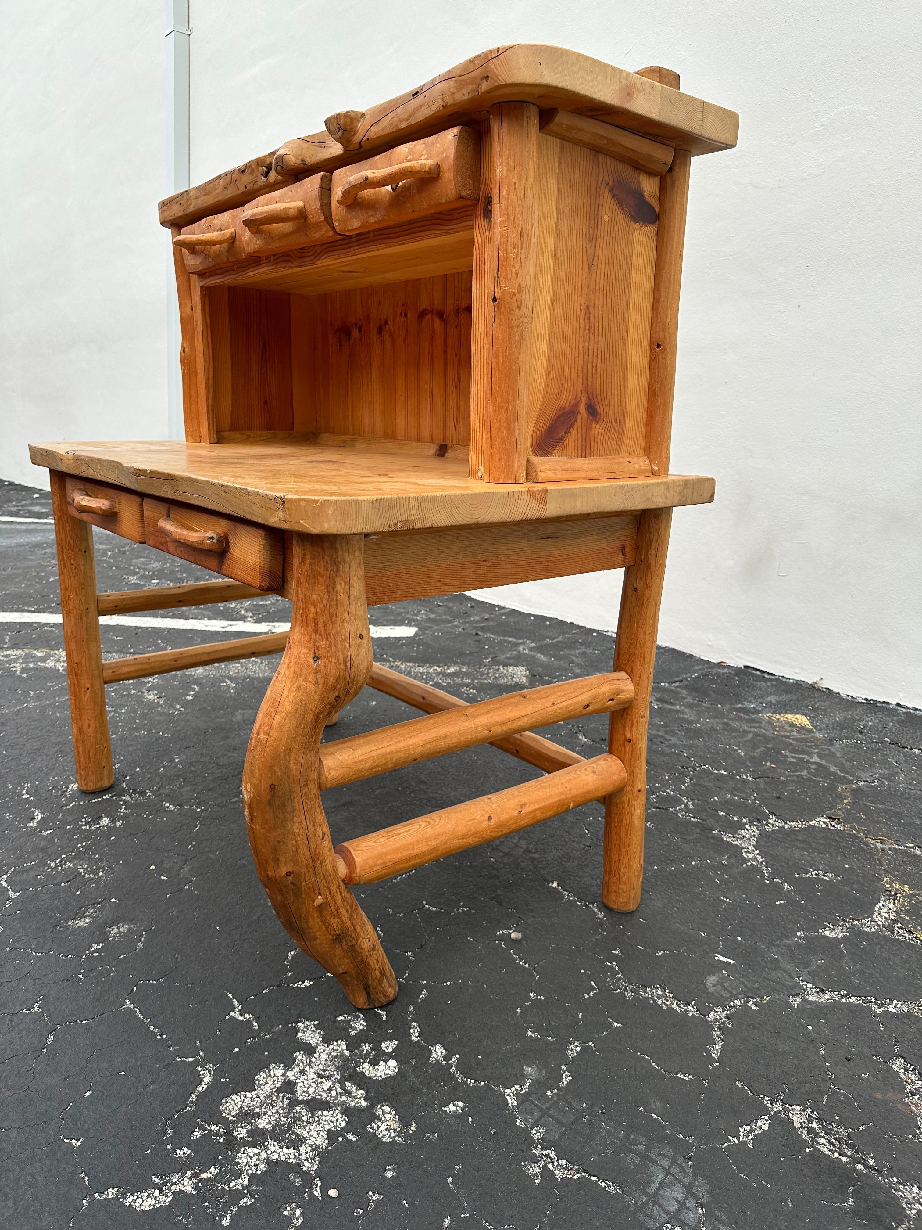 1980d Skulpturaler rustikaler Zedernholz-Schreibtisch (Ende des 20. Jahrhunderts) im Angebot