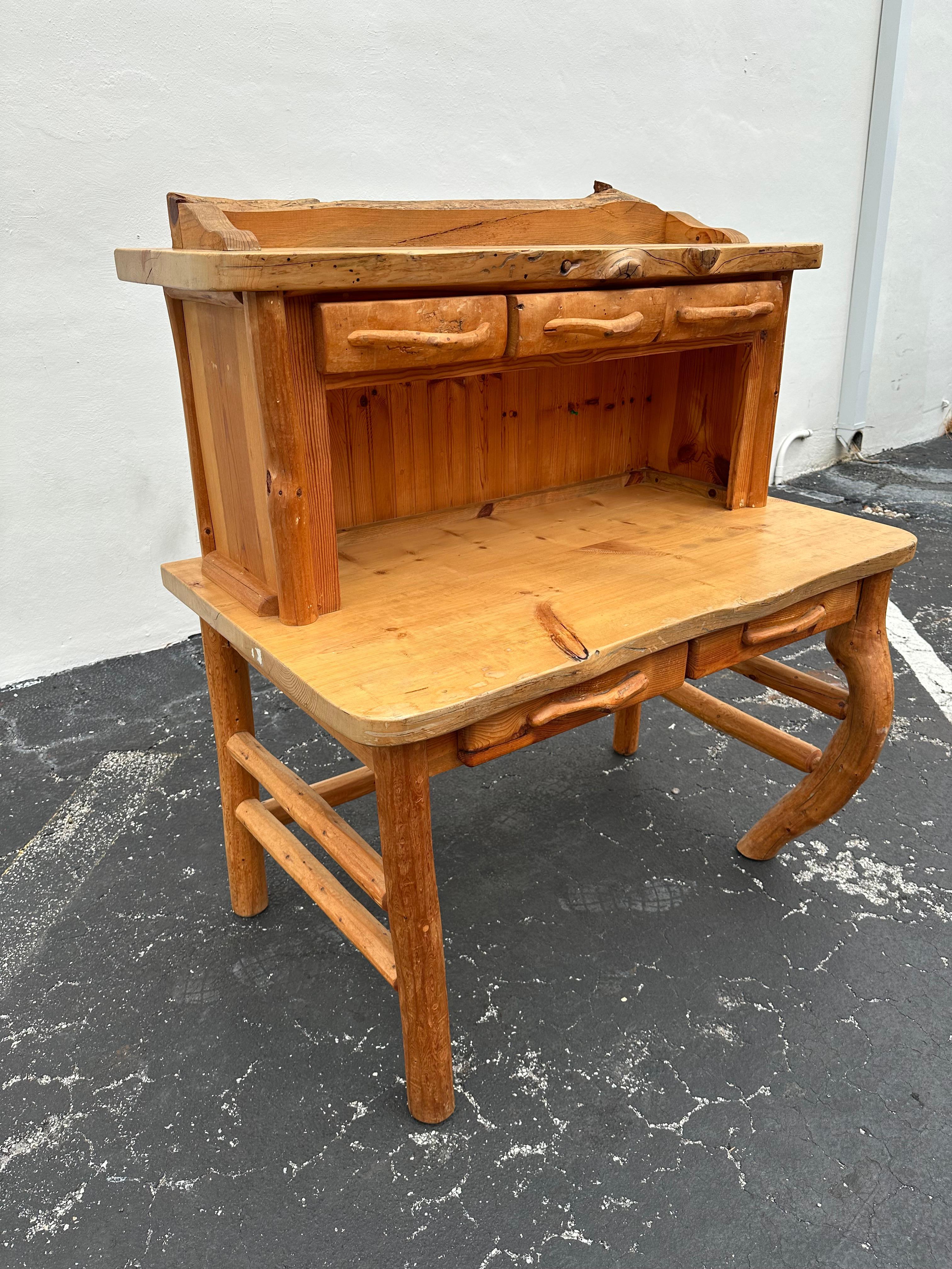 1980d Skulpturaler rustikaler Zedernholz-Schreibtisch im Angebot 1