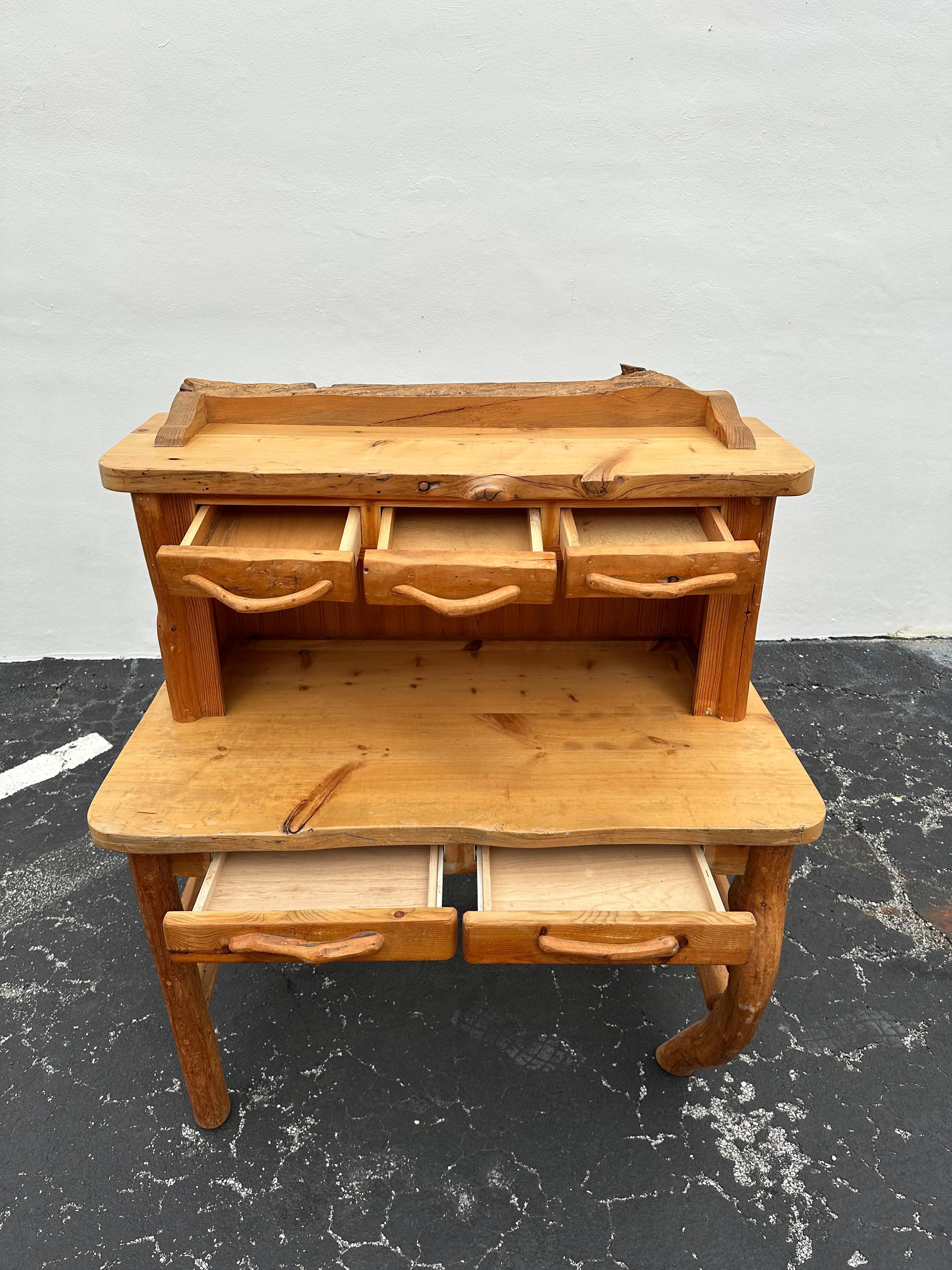 1980d Skulpturaler rustikaler Zedernholz-Schreibtisch im Angebot 2